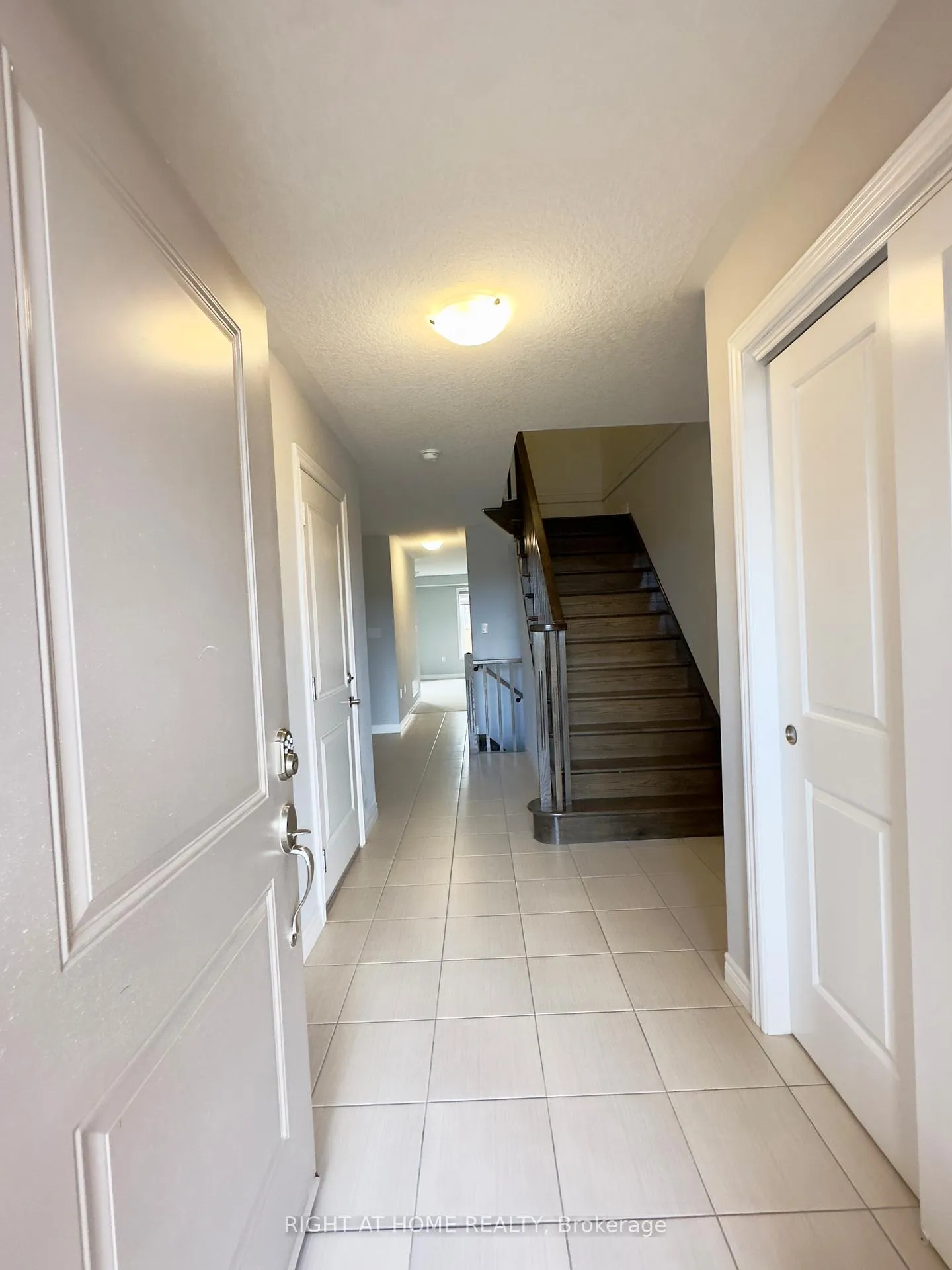 Photo 3 of 194 Dalgleish Trail, Hamilton, Rural Glanbrook — HOMEH