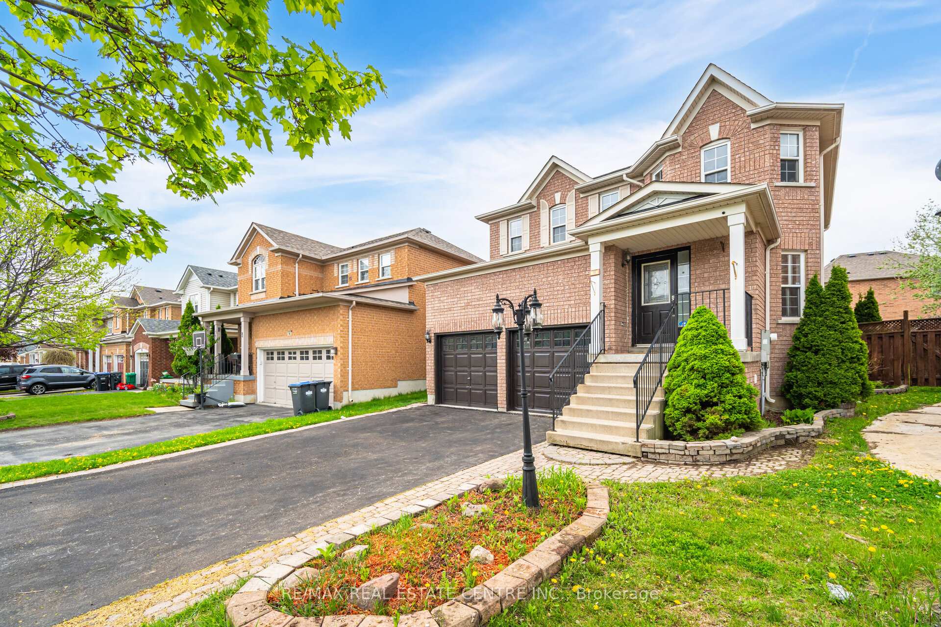 Photo 14 of 16 Mistycreek Crescent, Brampton, Fletcher's Meadow — HOMEH