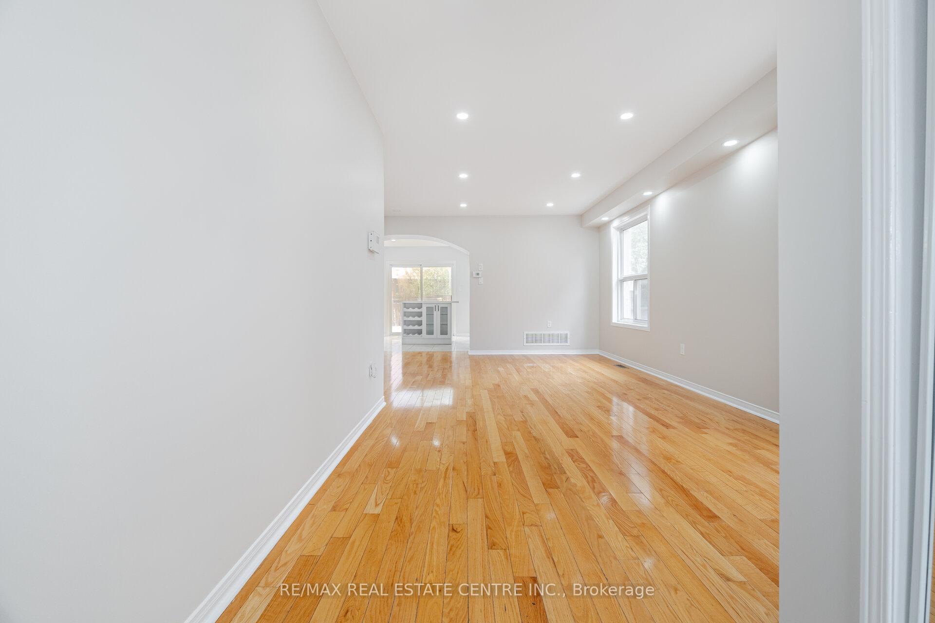 Photo 2 of 16 Mistycreek Crescent, Brampton, Fletcher's Meadow — HOMEH