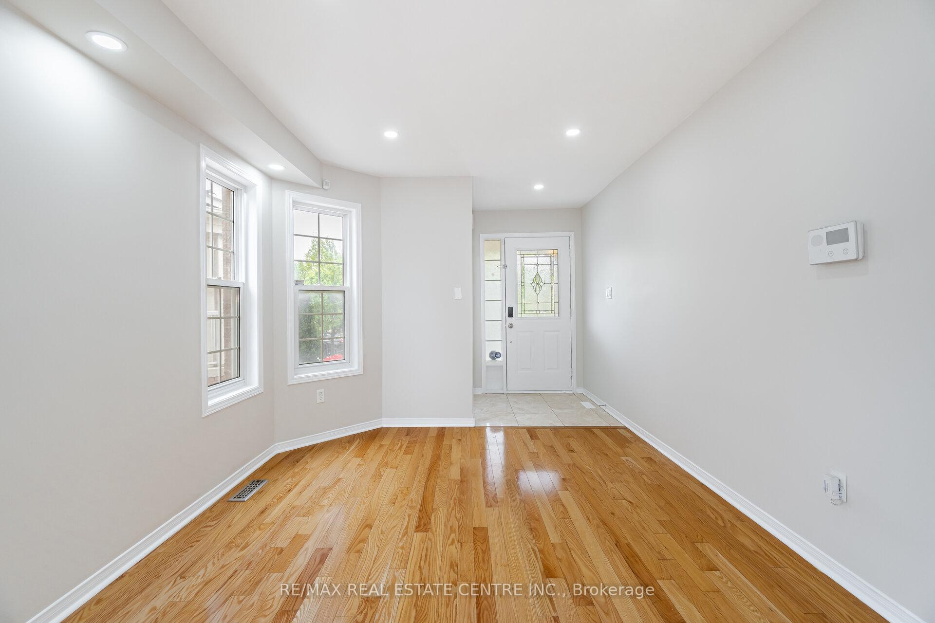 Photo 5 of 16 Mistycreek Crescent, Brampton, Fletcher's Meadow — HOMEH