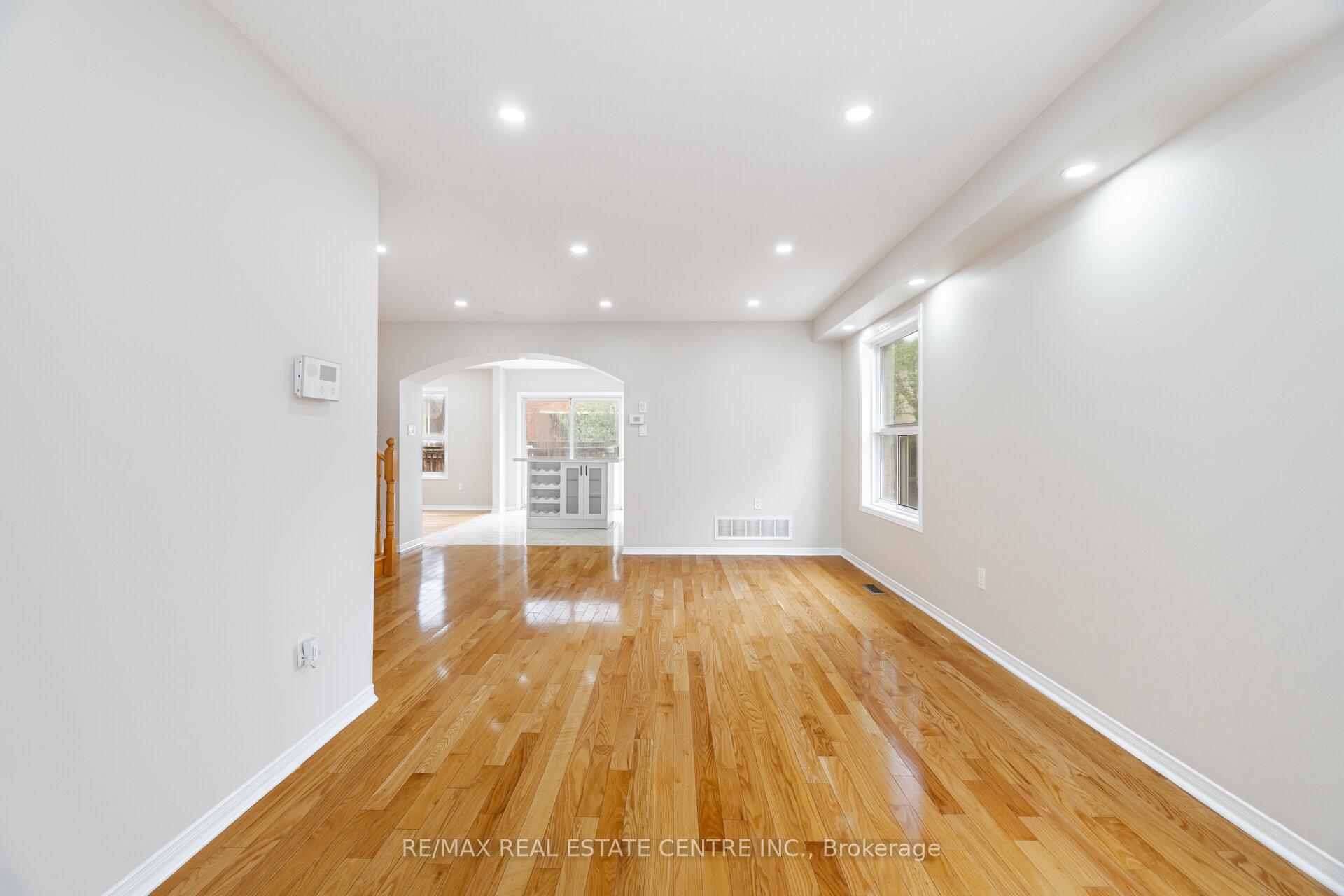 Photo 3 of 16 Mistycreek Crescent, Brampton, Fletcher's Meadow — HOMEH