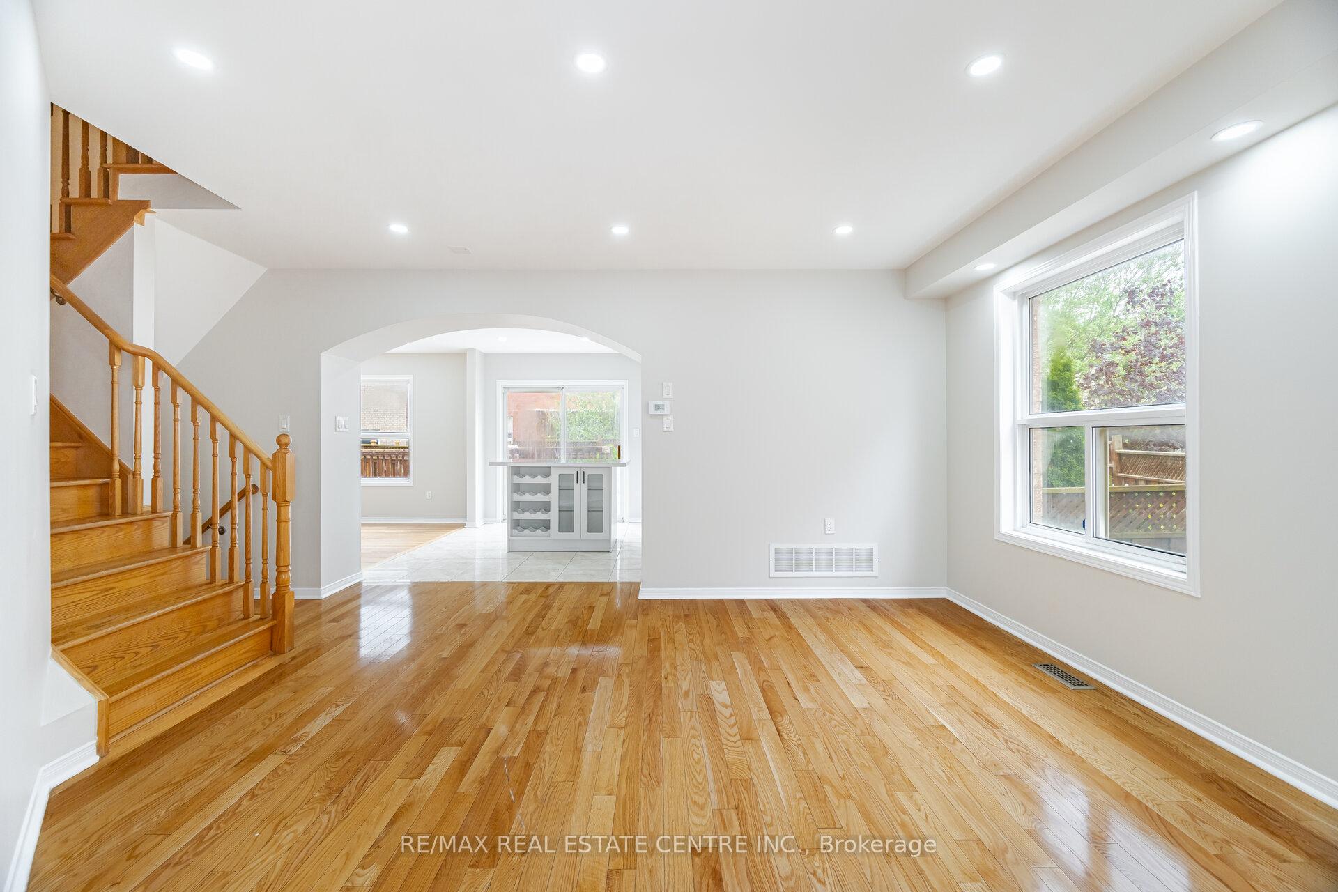 Photo 6 of 16 Mistycreek Crescent, Brampton, Fletcher's Meadow — HOMEH