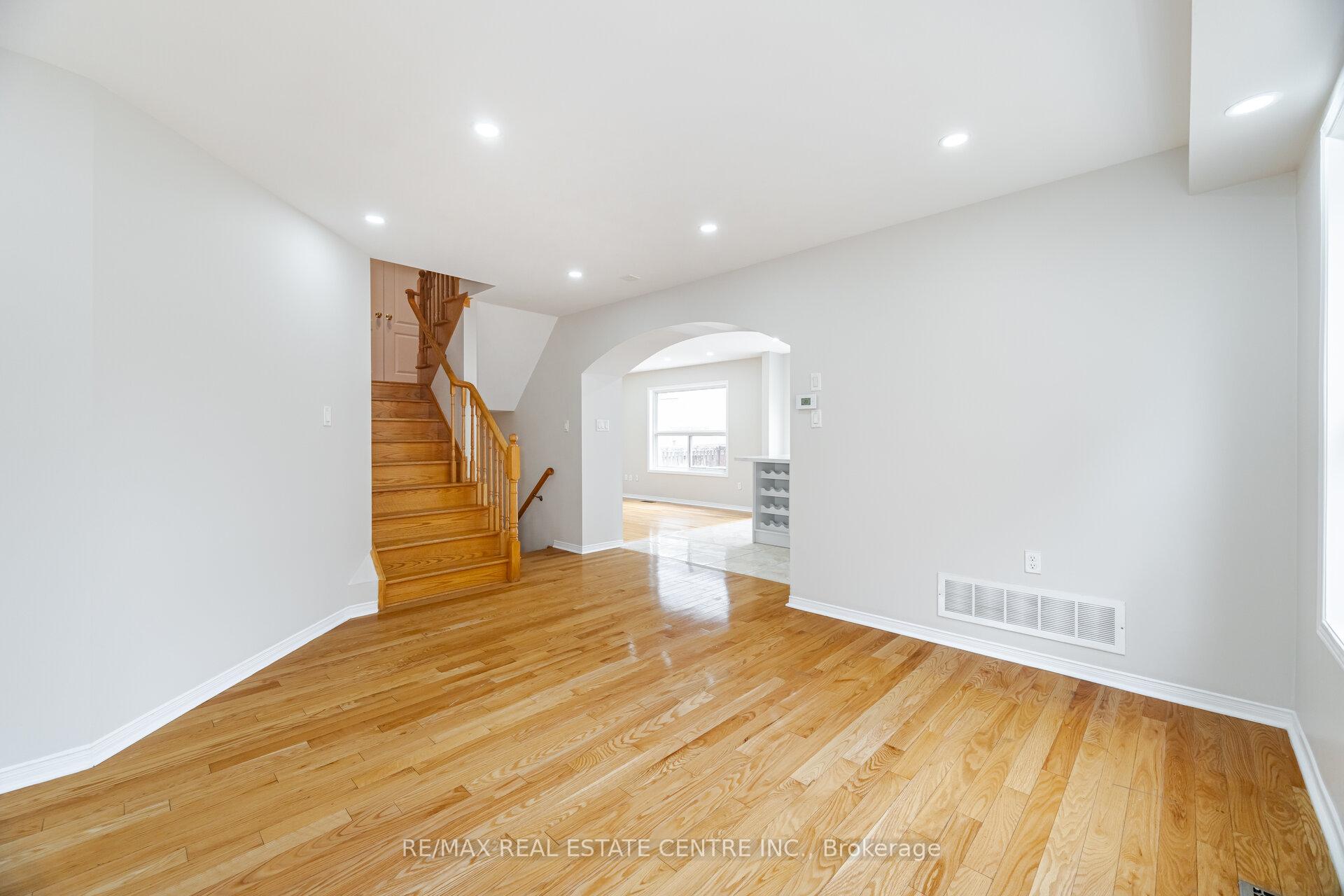Photo 9 of 16 Mistycreek Crescent, Brampton, Fletcher's Meadow — HOMEH
