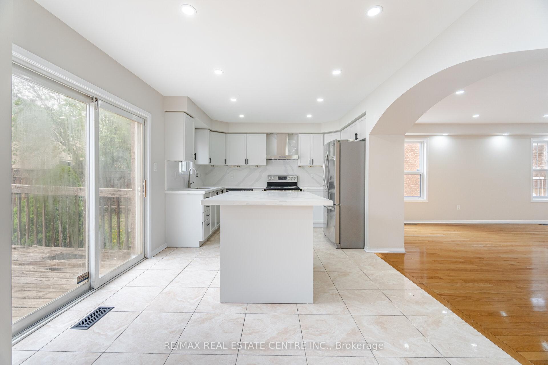 Photo 8 of 16 Mistycreek Crescent, Brampton, Fletcher's Meadow — HOMEH