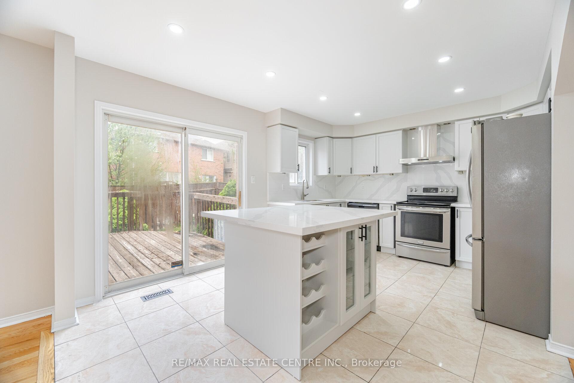 Photo 7 of 16 Mistycreek Crescent, Brampton, Fletcher's Meadow — HOMEH