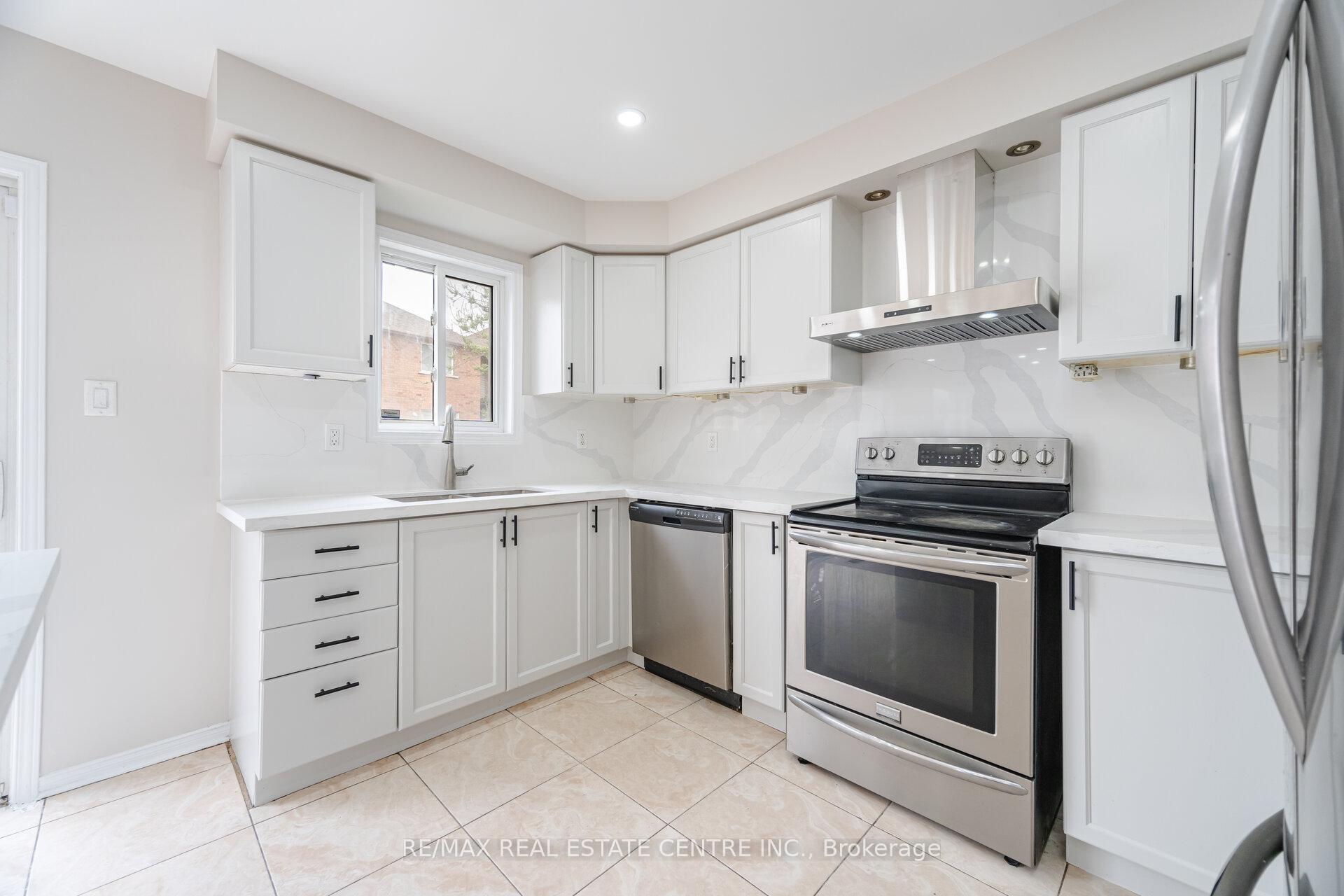 Photo 12 of 16 Mistycreek Crescent, Brampton, Fletcher's Meadow — HOMEH