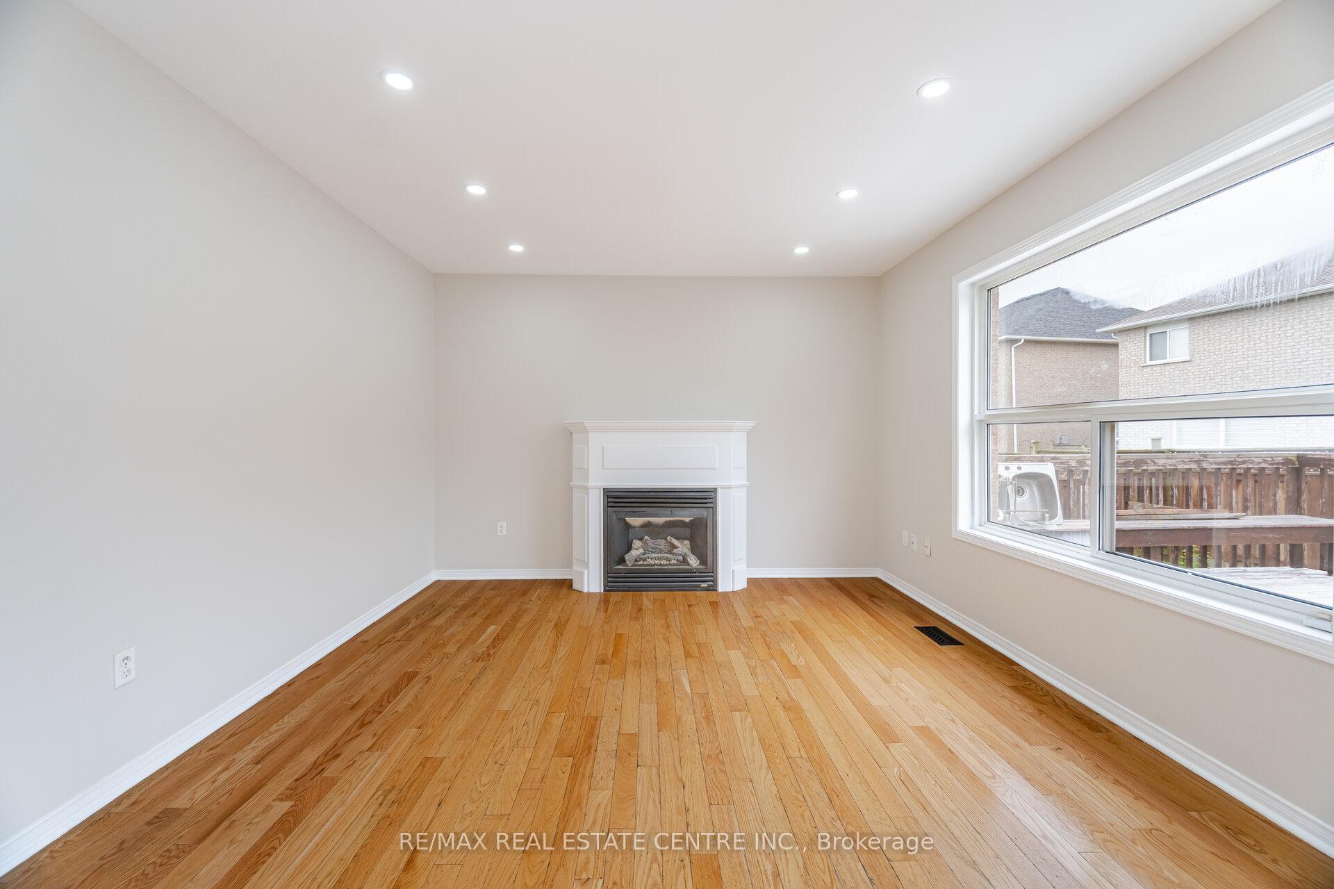 Photo 11 of 16 Mistycreek Crescent, Brampton, Fletcher's Meadow — HOMEH