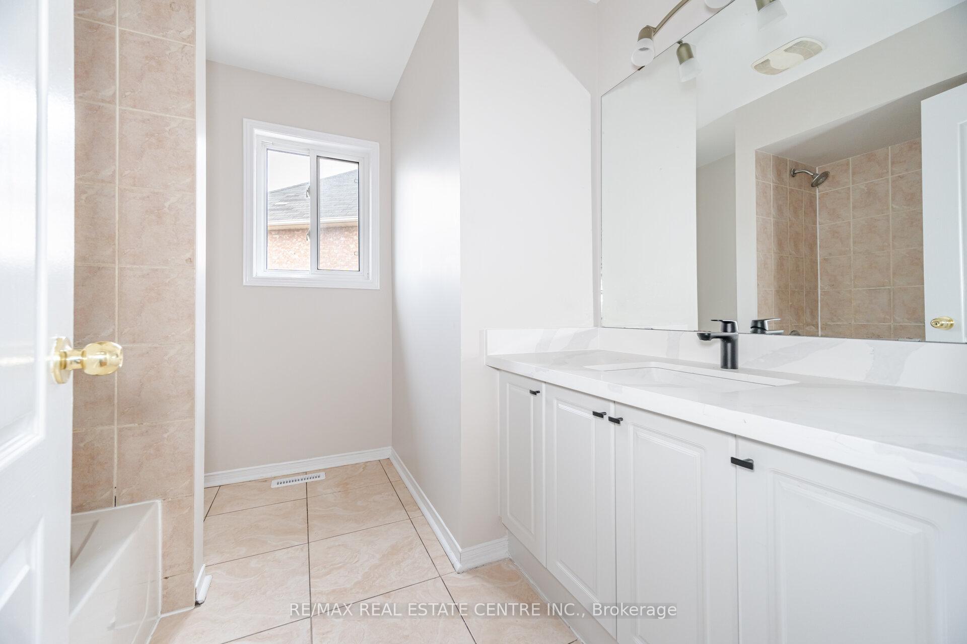 Photo 33 of 16 Mistycreek Crescent, Brampton, Fletcher's Meadow — HOMEH