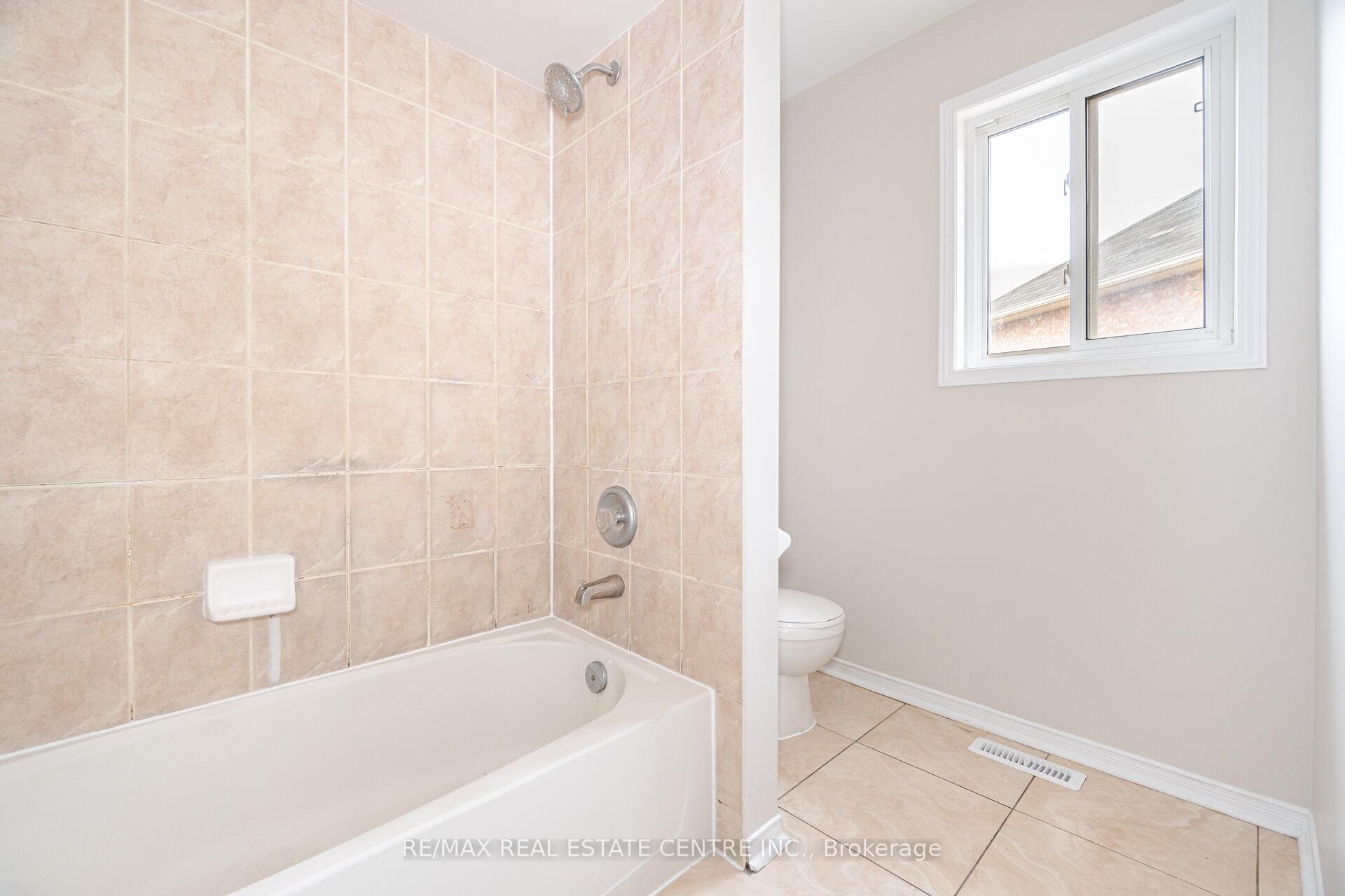 Photo 37 of 16 Mistycreek Crescent, Brampton, Fletcher's Meadow — HOMEH