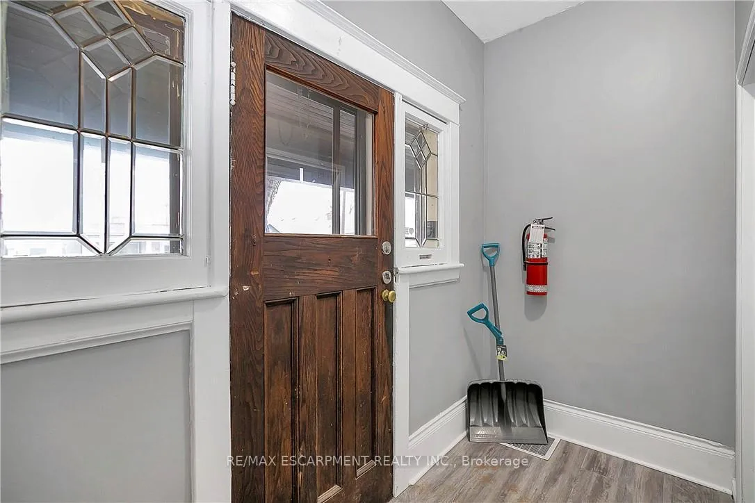 Photo 4 of 133 Park Row N, Hamilton, Crown Point — HOMEH