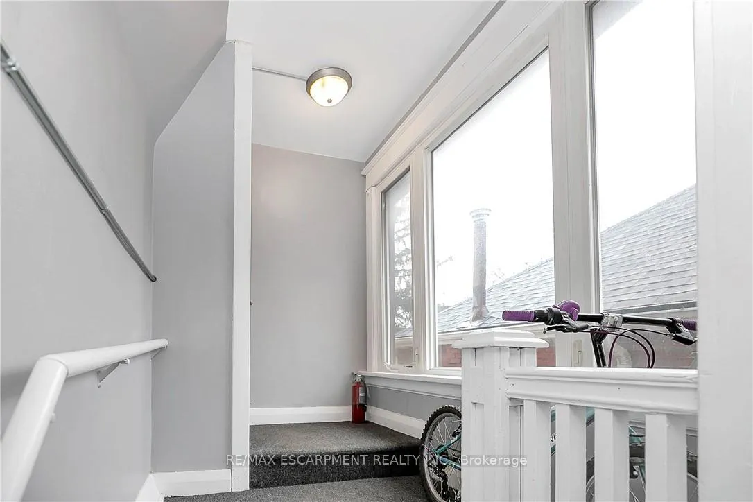 Photo 6 of 133 Park Row N, Hamilton, Crown Point — HOMEH