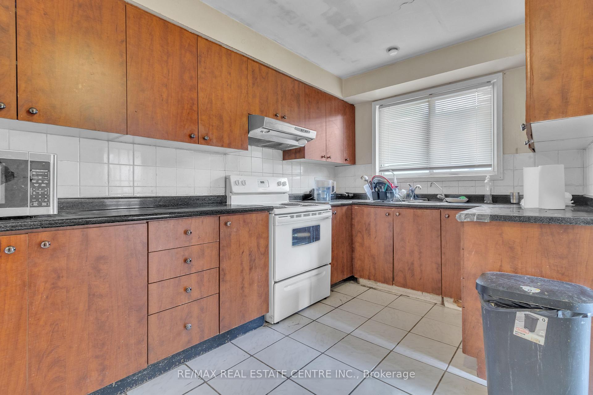 Photo 3 of 19 Langwith Court, Brampton, Brampton South — HOMEH