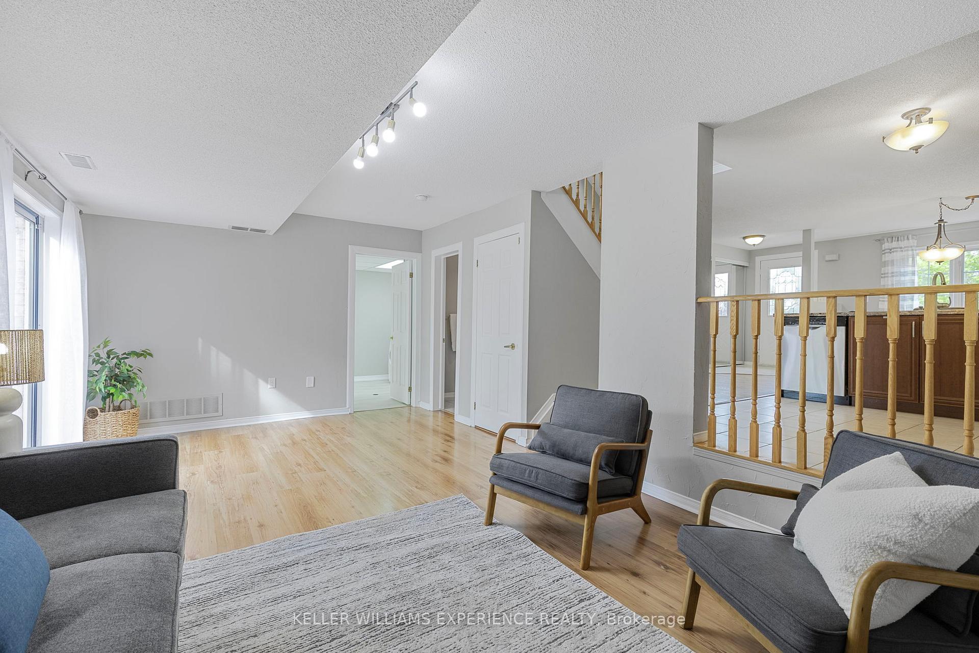 Photo 20 of 40 Selkirk Crescent, Barrie, Holly — HOMEH