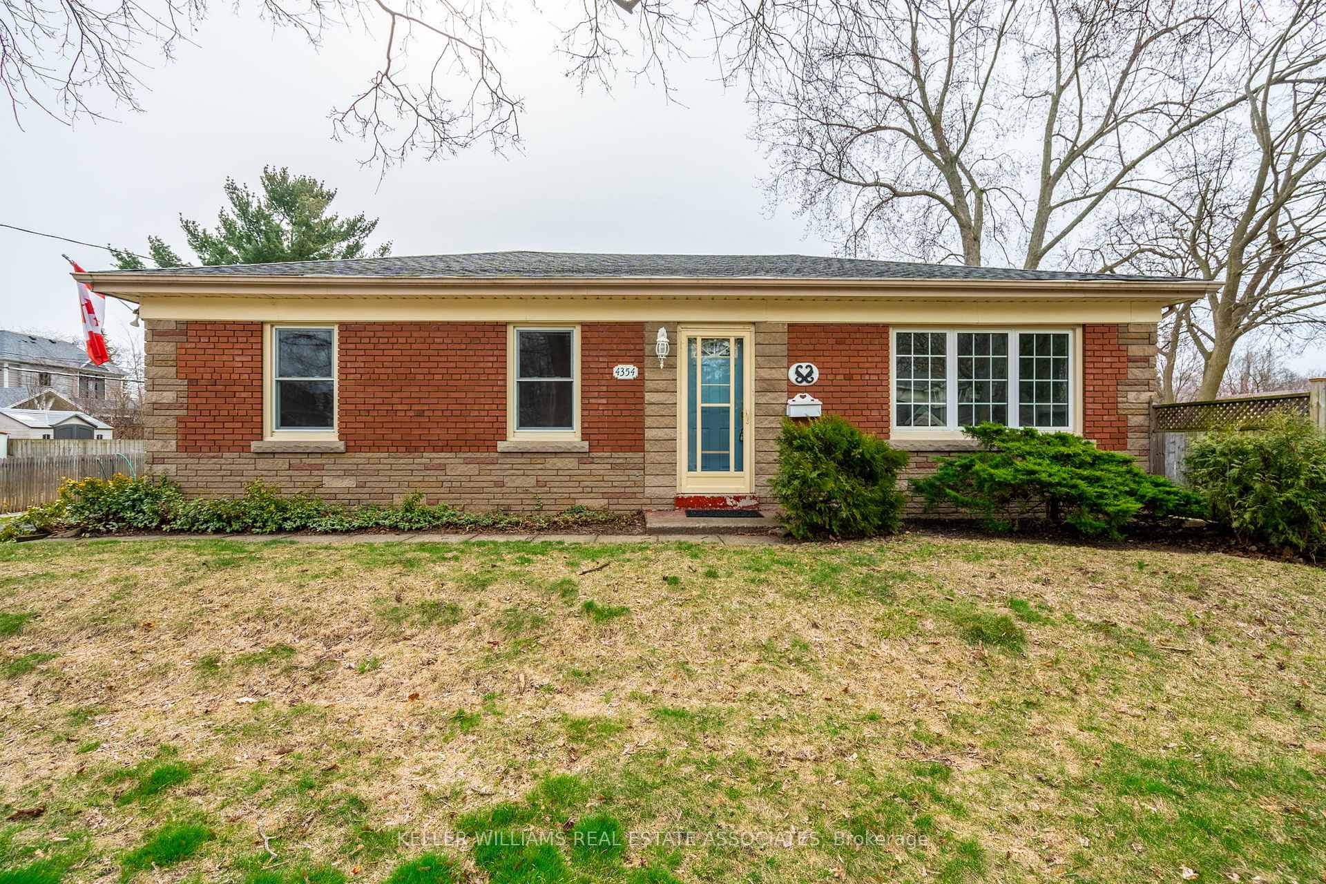 Photo 2 of 4354 Spruce Avenue, Burlington, Shoreacres — HOMEH