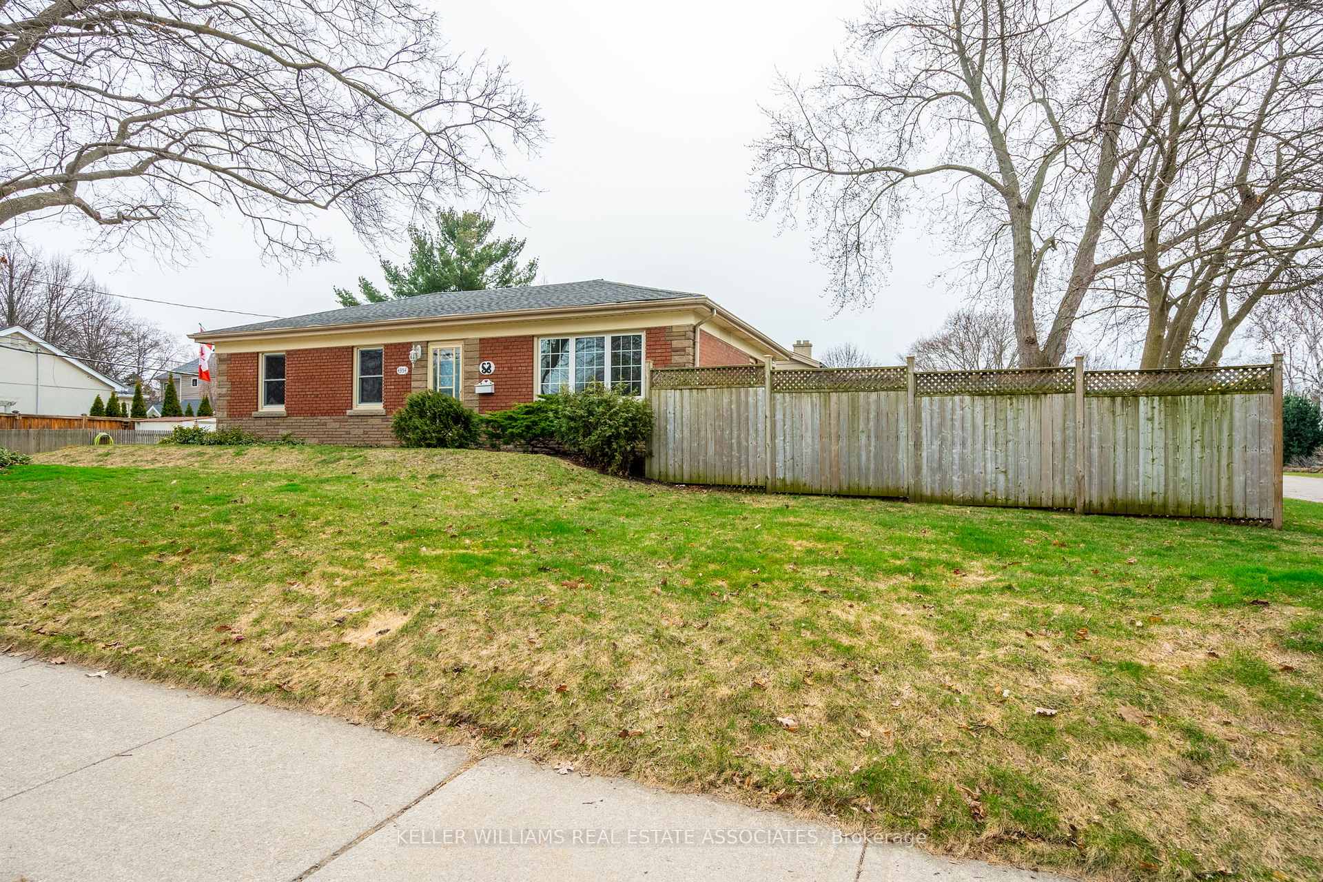 Photo 4 of 4354 Spruce Avenue, Burlington, Shoreacres — HOMEH