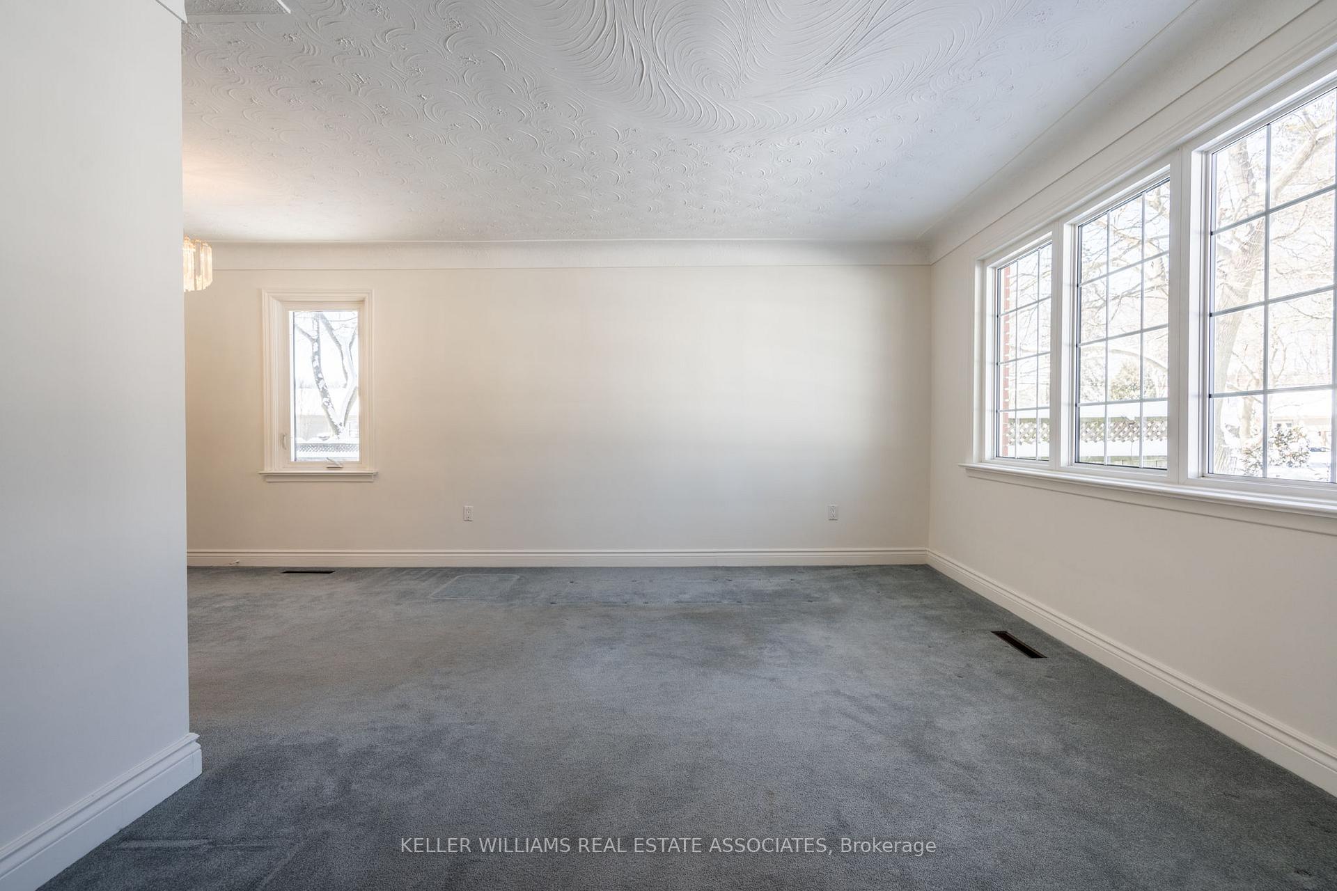 Photo 7 of 4354 Spruce Avenue, Burlington, Shoreacres — HOMEH