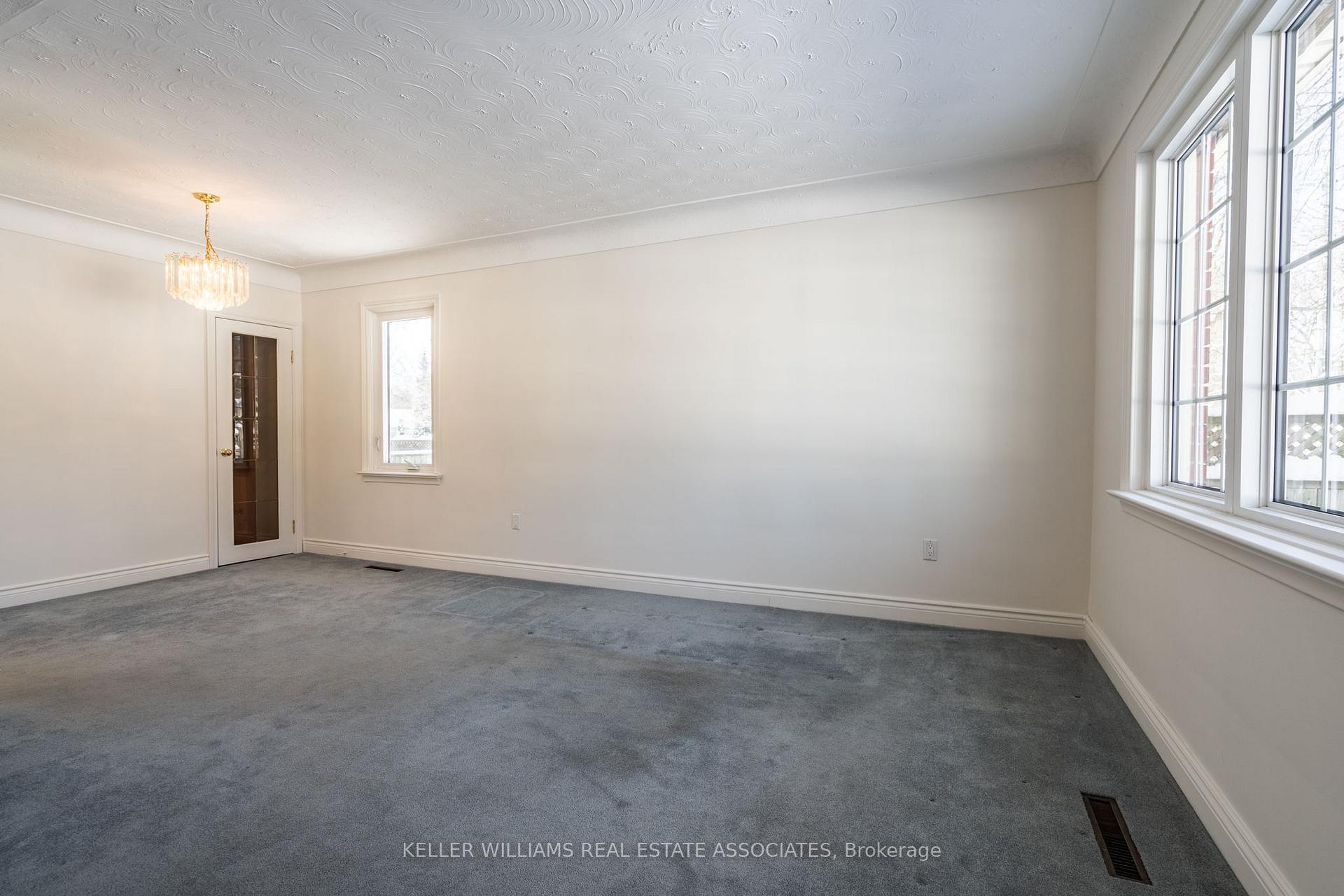 Photo 8 of 4354 Spruce Avenue, Burlington, Shoreacres — HOMEH