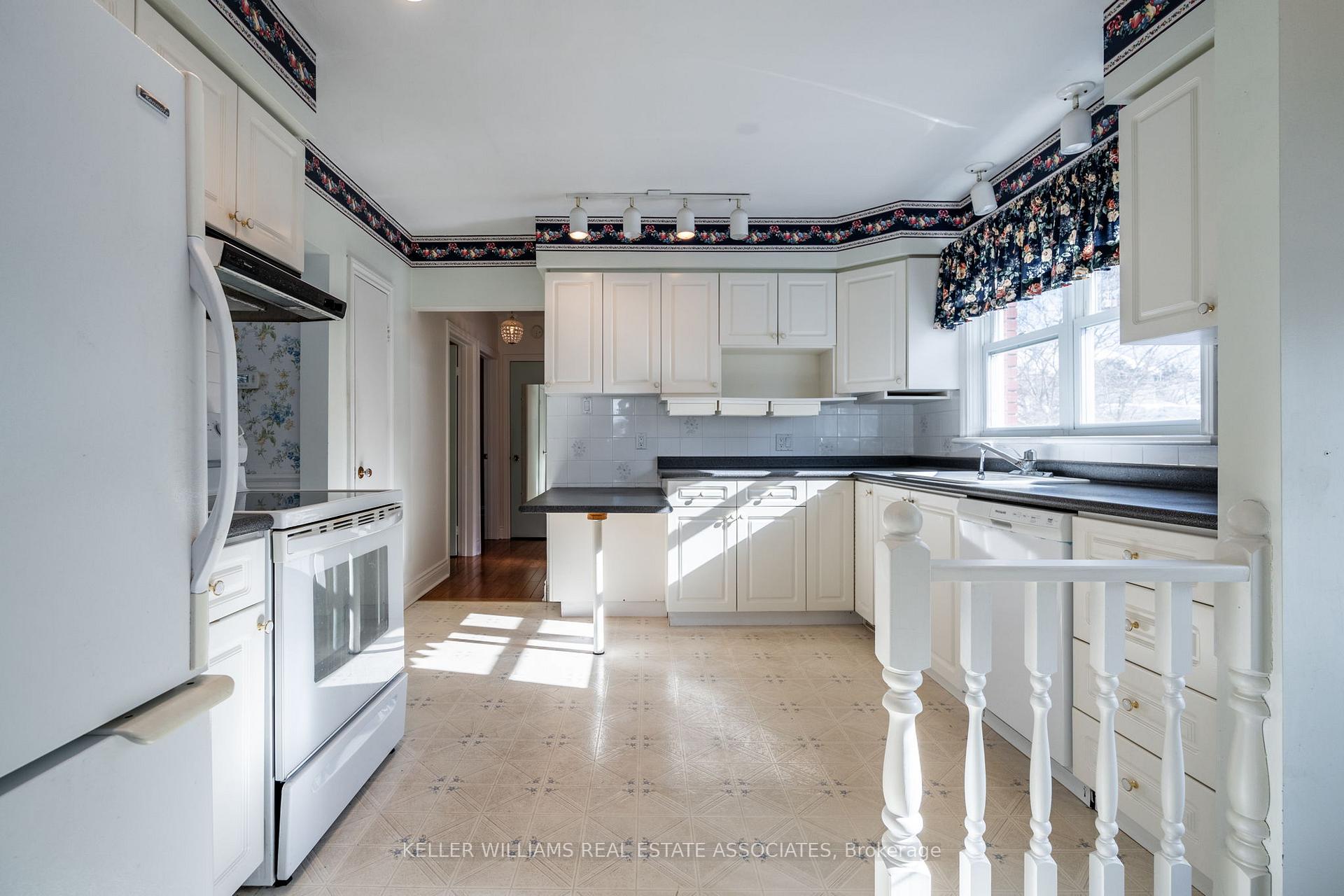 Photo 10 of 4354 Spruce Avenue, Burlington, Shoreacres — HOMEH