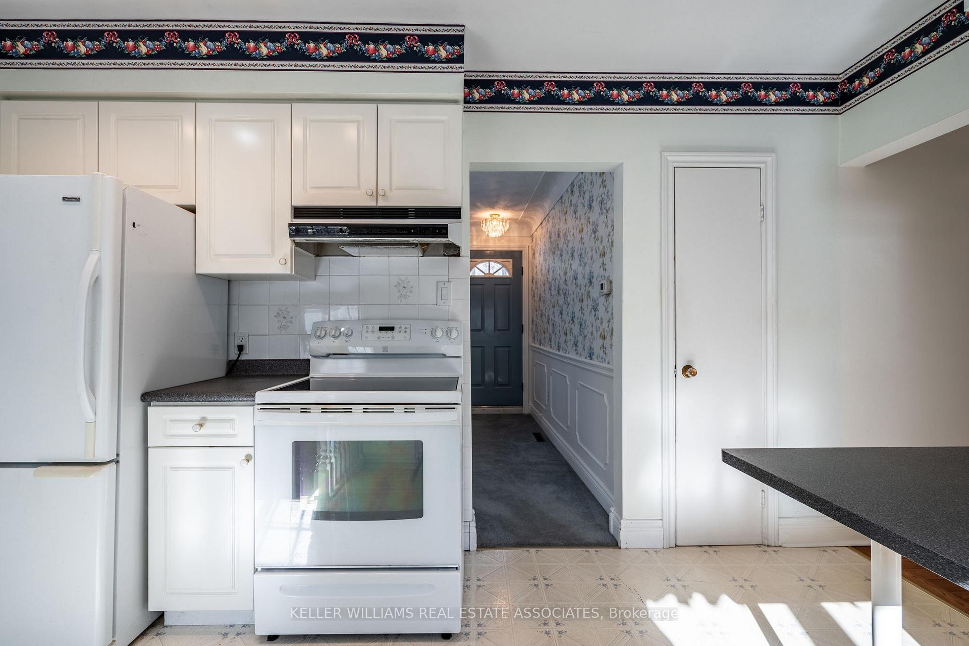 Photo 11 of 4354 Spruce Avenue, Burlington, Shoreacres — HOMEH
