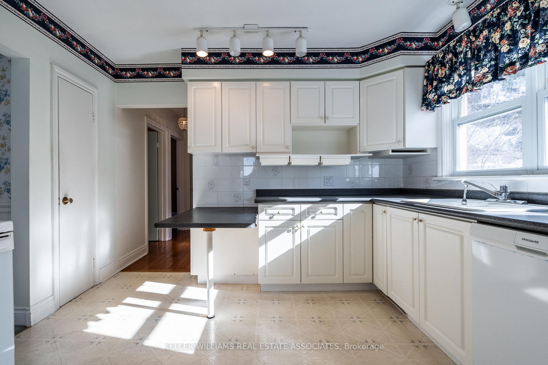 Photo 12 of 4354 Spruce Avenue, Burlington, Shoreacres — HOMEH