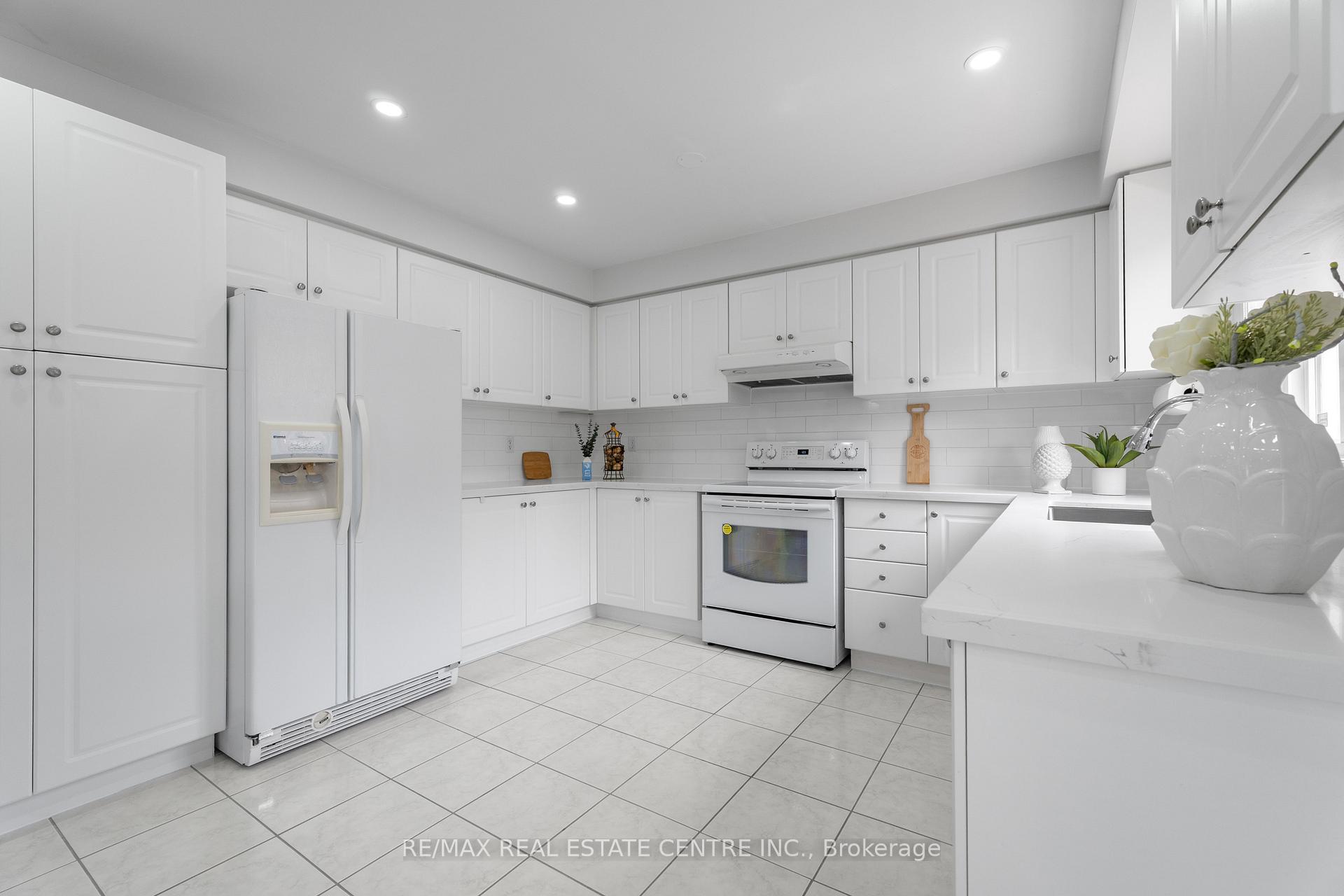 Photo 3 of 154 Sunny Meadow Boulevard, Brampton, Sandringham-Wellington — HOMEH