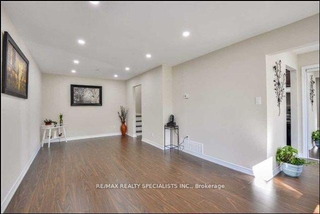 Photo 3 of Unit Upper, 13 Montjoy Crescent, Brampton, Central Park — HOMEH