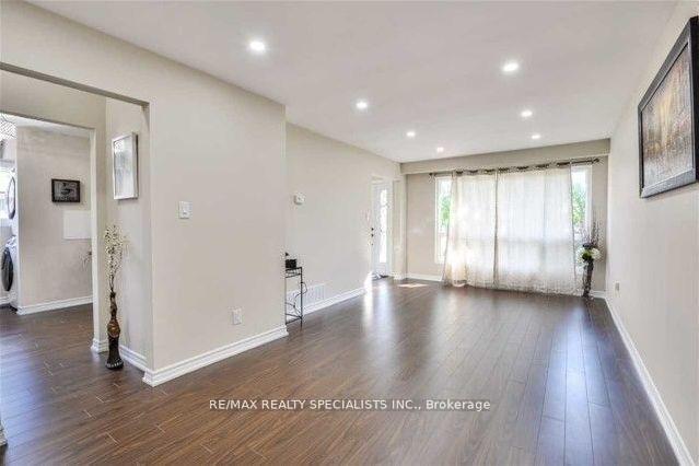 Photo 4 of Unit Upper, 13 Montjoy Crescent, Brampton, Central Park — HOMEH