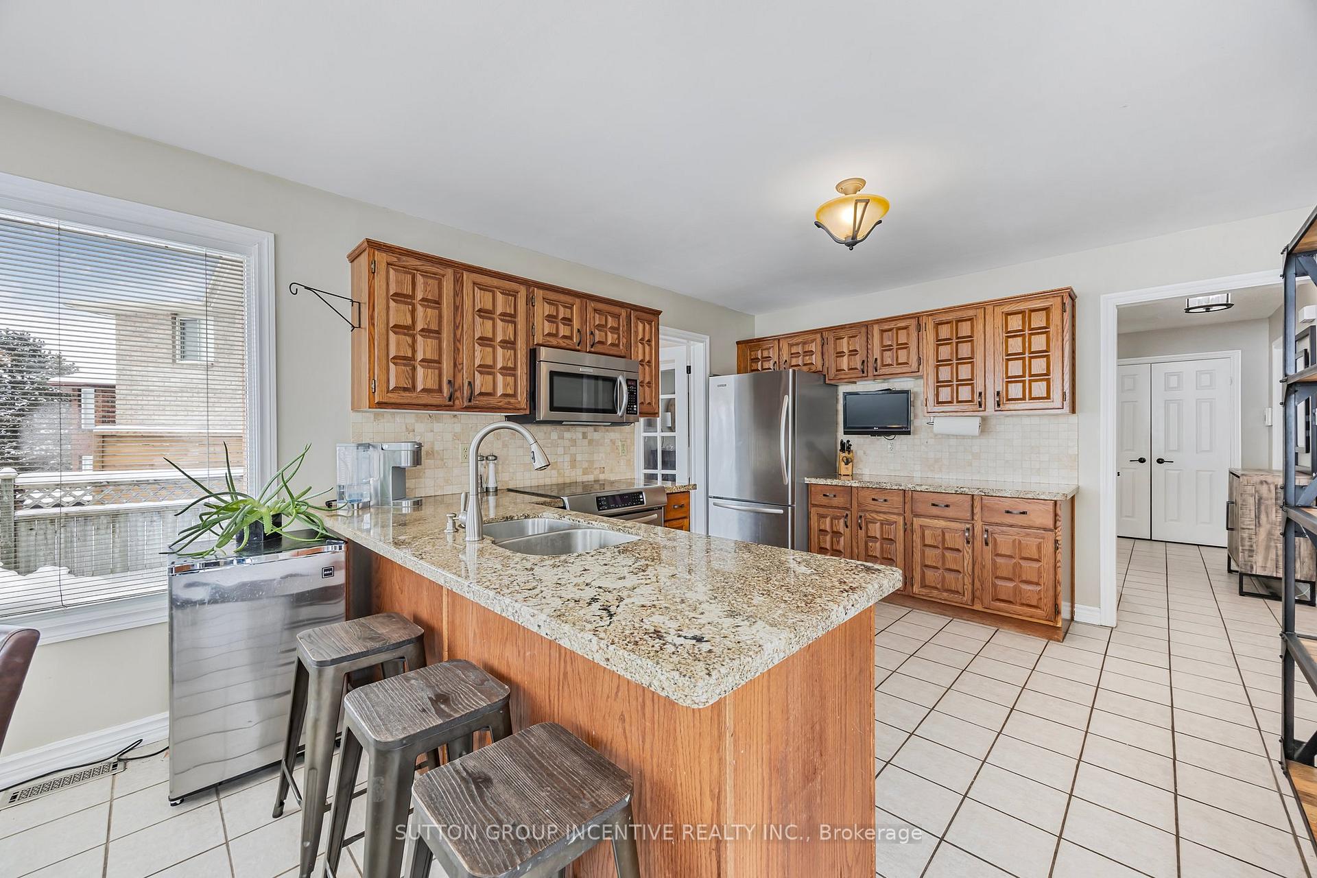 Photo 11 of 21 Callaghan Drive, Barrie, Letitia Heights — HOMEH