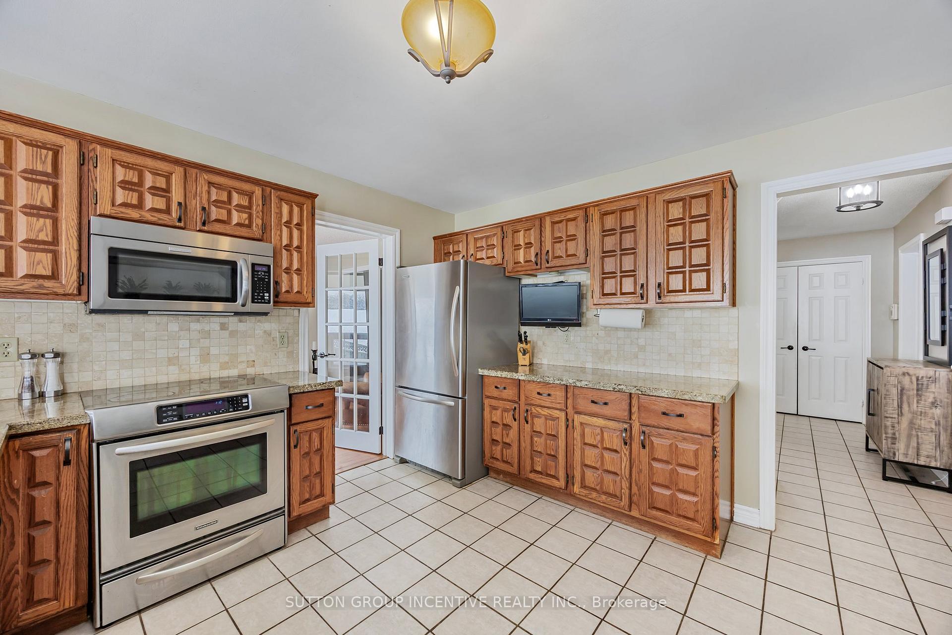 Photo 12 of 21 Callaghan Drive, Barrie, Letitia Heights — HOMEH