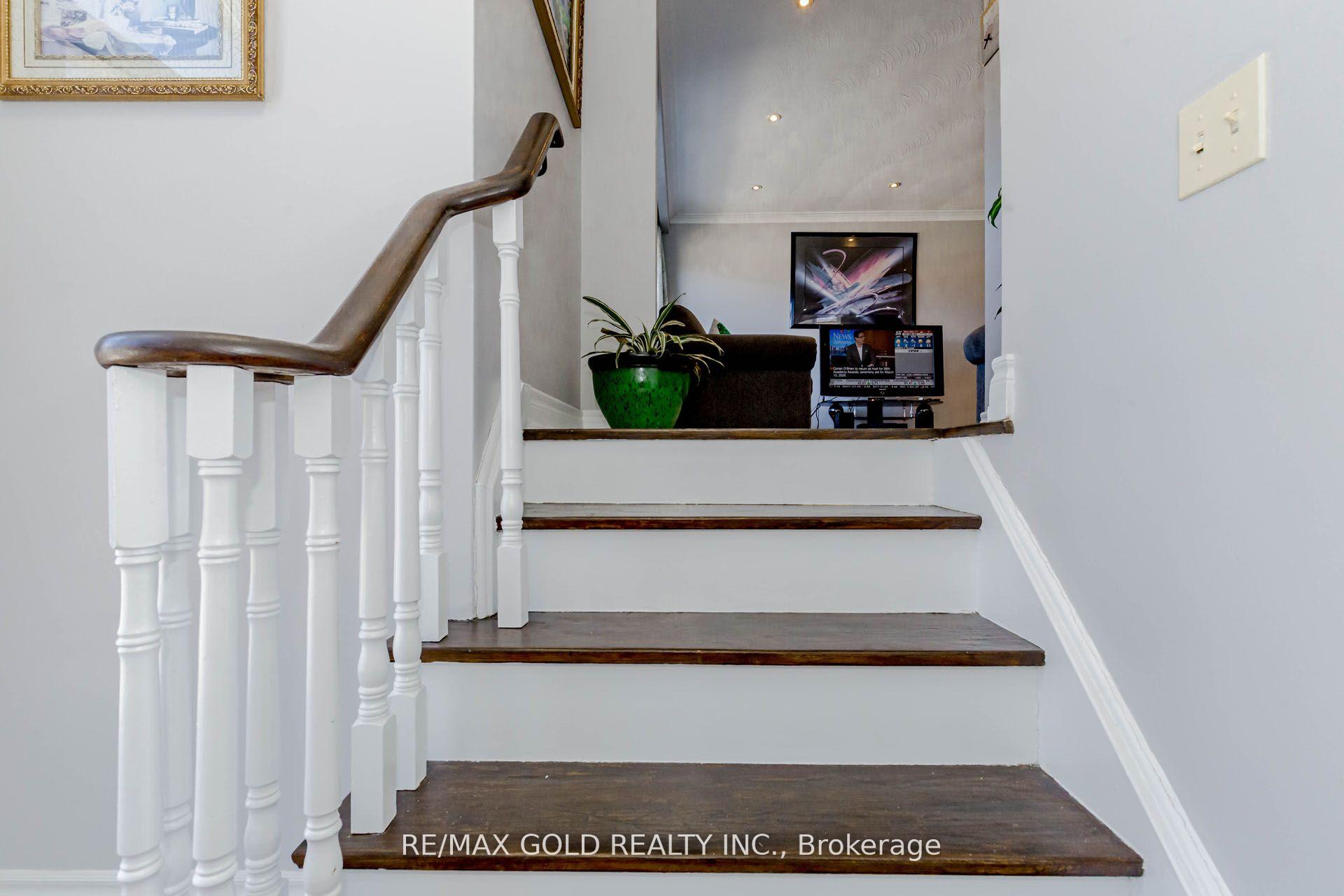 Photo 2 of 298 Royal Salisbury Way, Brampton, Madoc — HOMEH