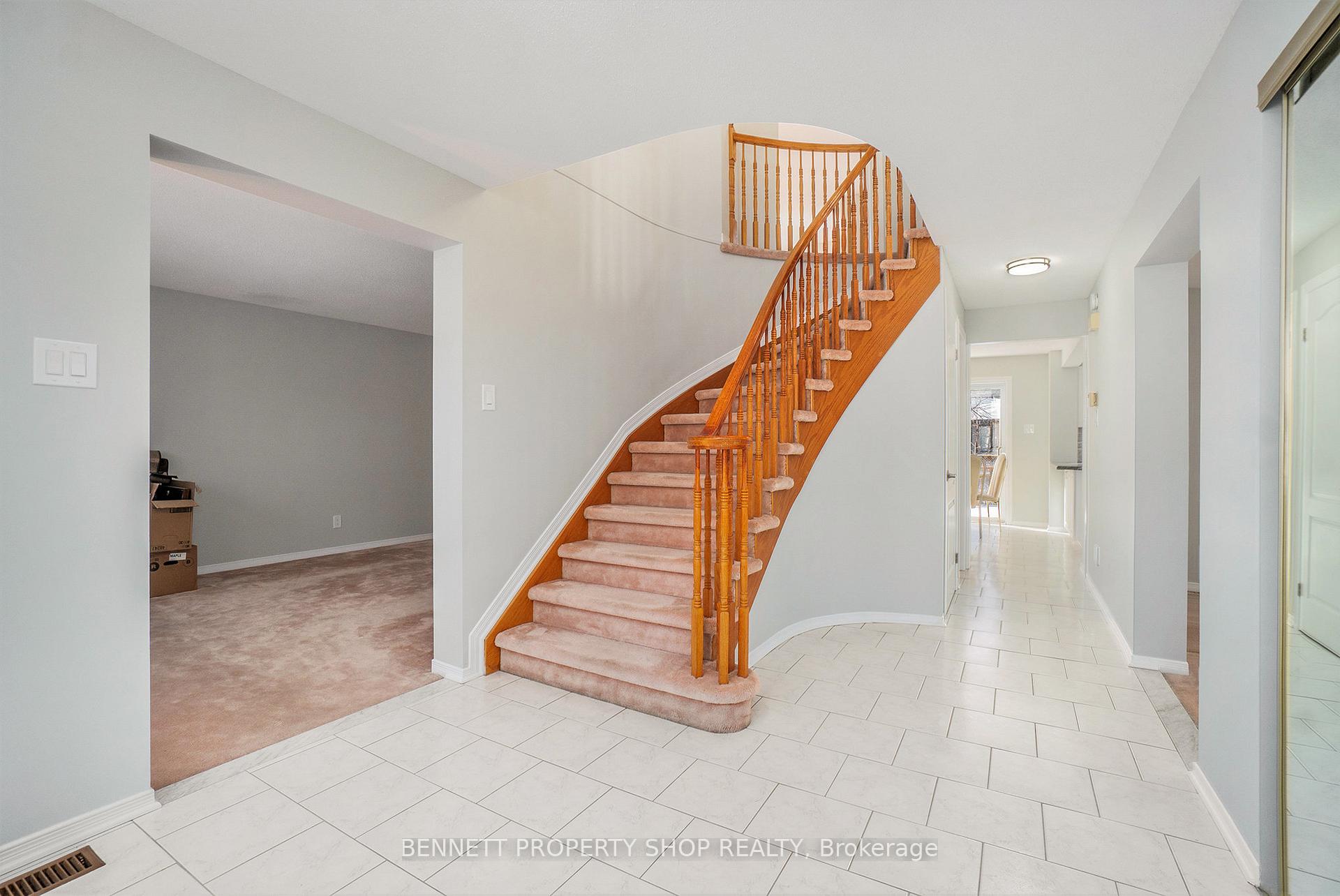 Photo 3 of 13 Felstead Gardens, Ottawa, Barrhaven - Cedargrove/Fraserdale — HOMEH