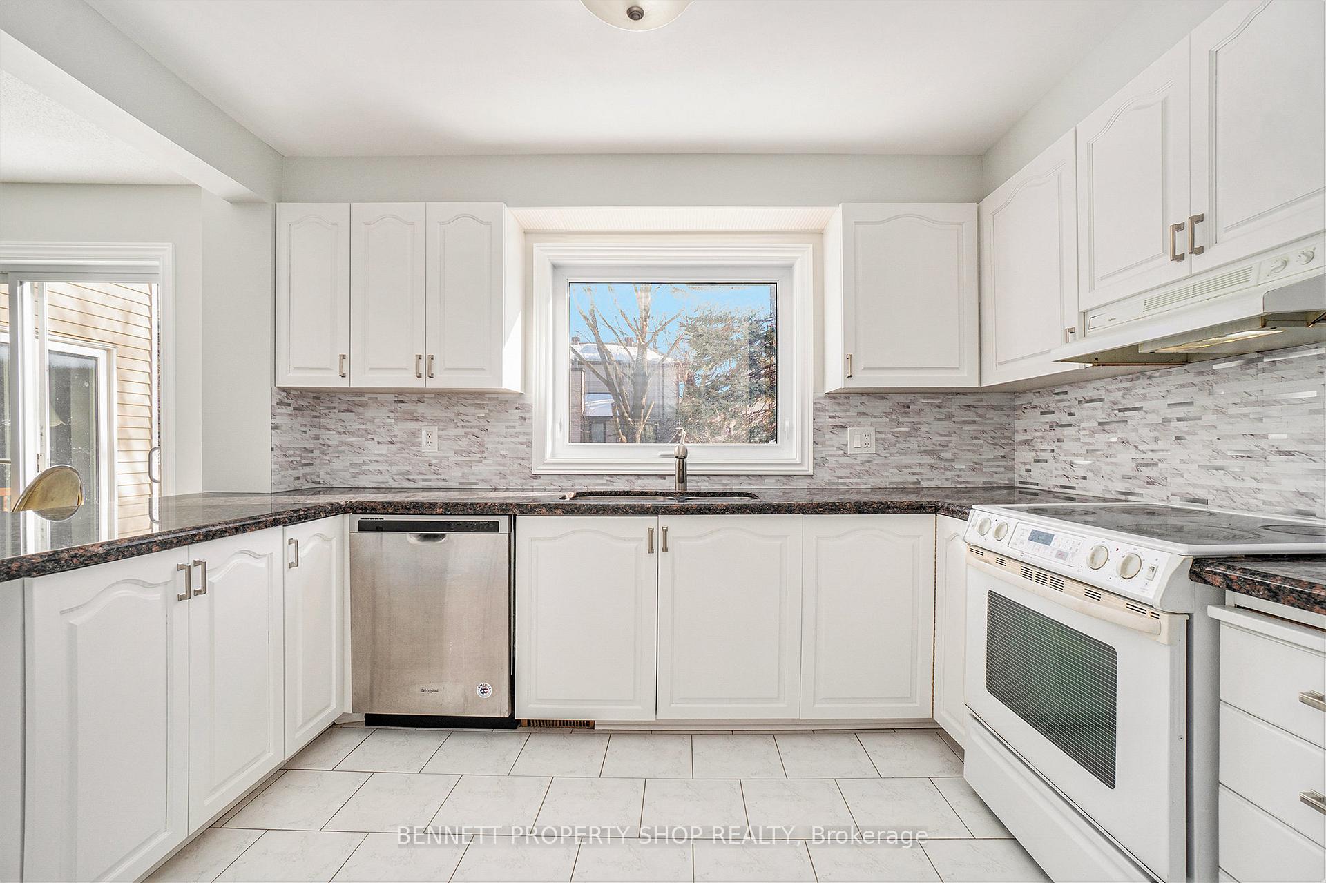 Photo 7 of 13 Felstead Gardens, Ottawa, Barrhaven - Cedargrove/Fraserdale — HOMEH