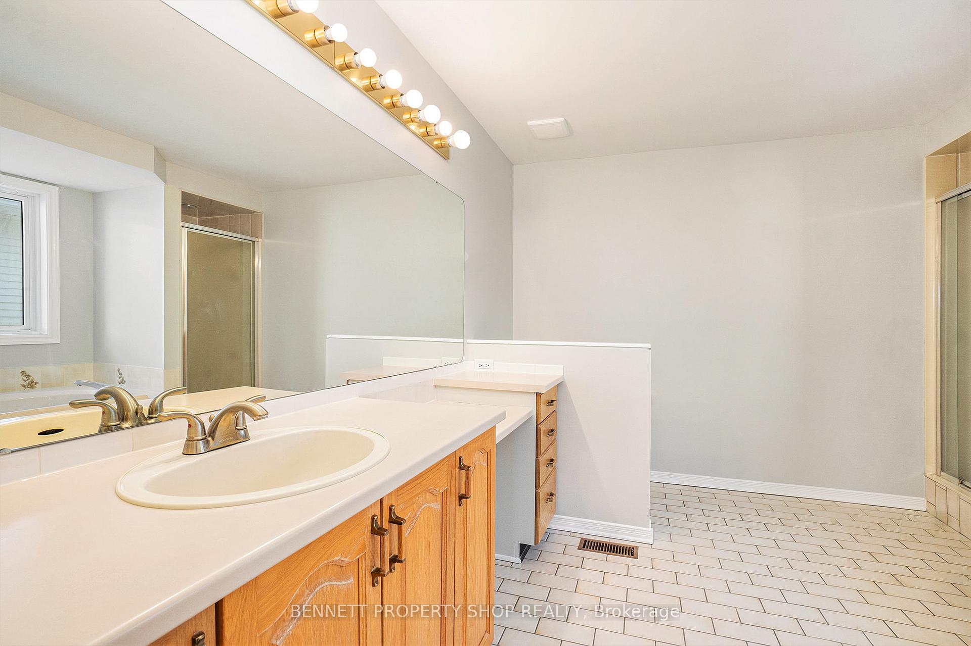 Photo 15 of 13 Felstead Gardens, Ottawa, Barrhaven - Cedargrove/Fraserdale — HOMEH