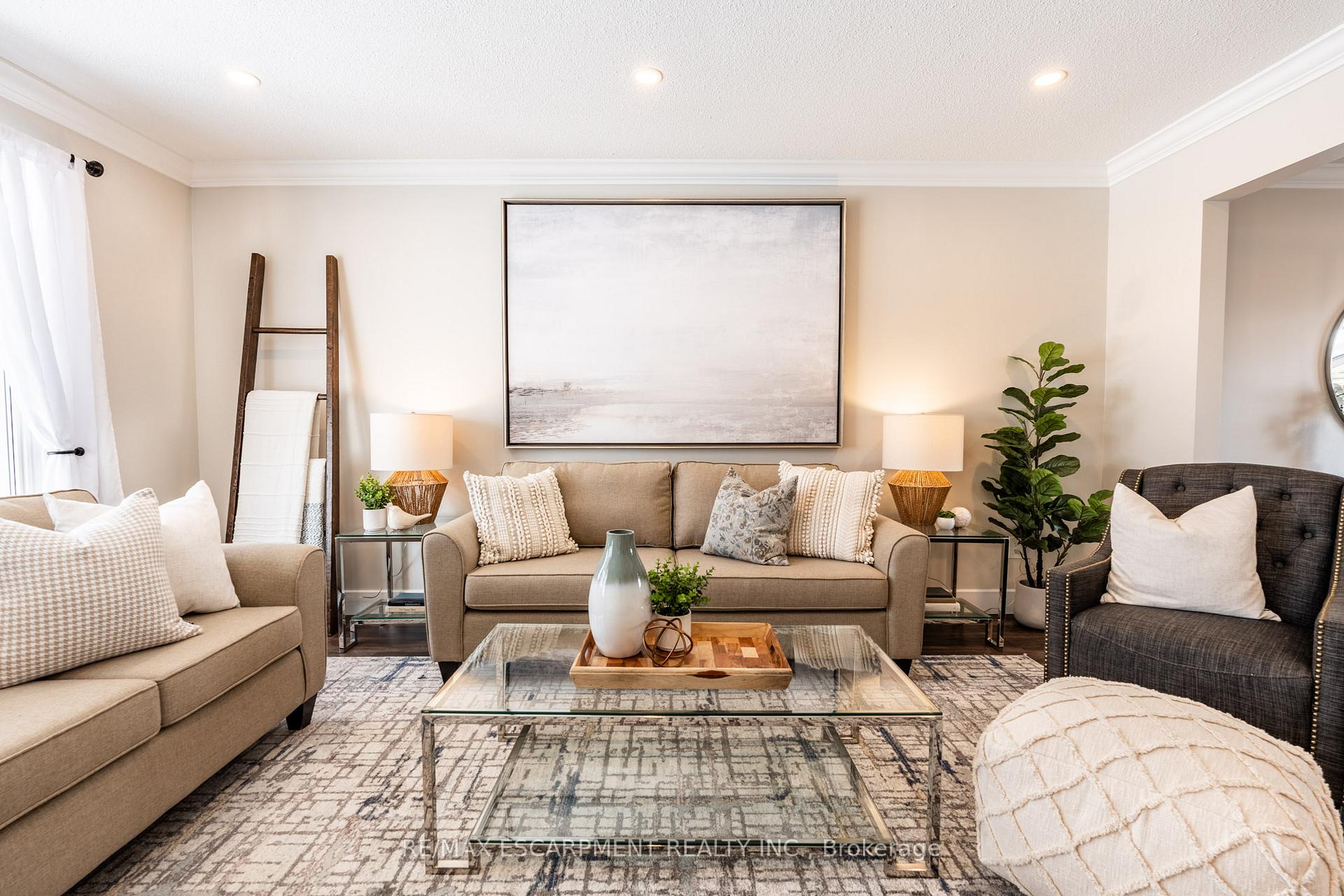 Photo 3 of 4307 Longmoor Drive, Burlington, Shoreacres — HOMEH