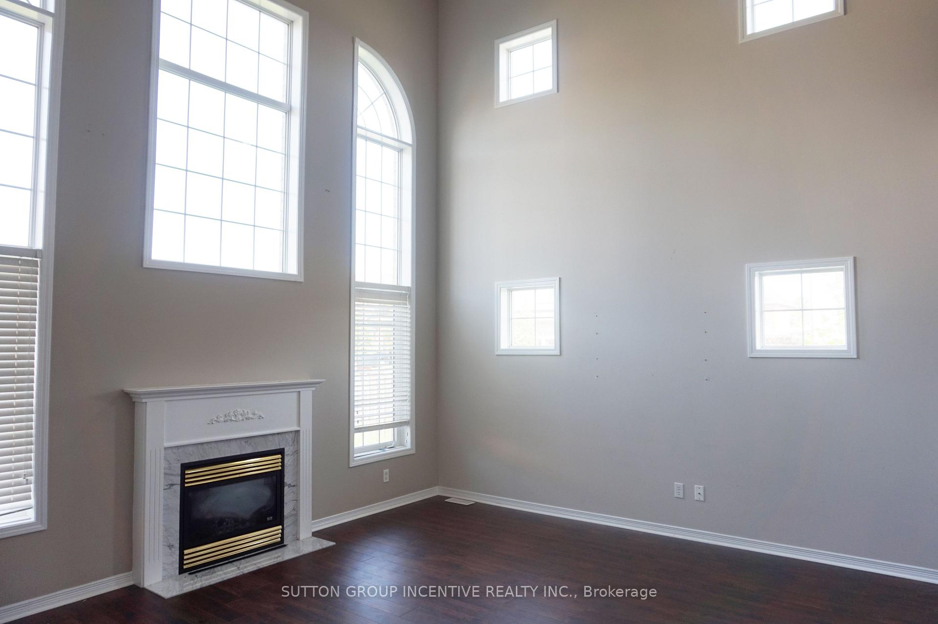 Photo 3 of 30 Charlemagne Avenue, Barrie, Innis-Shore — HOMEH