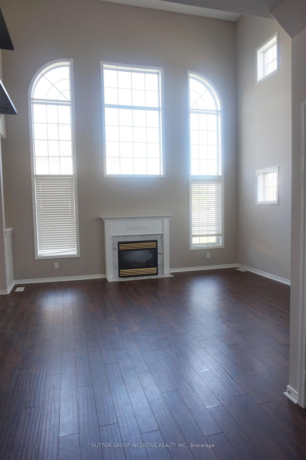 Photo 4 of 30 Charlemagne Avenue, Barrie, Innis-Shore — HOMEH