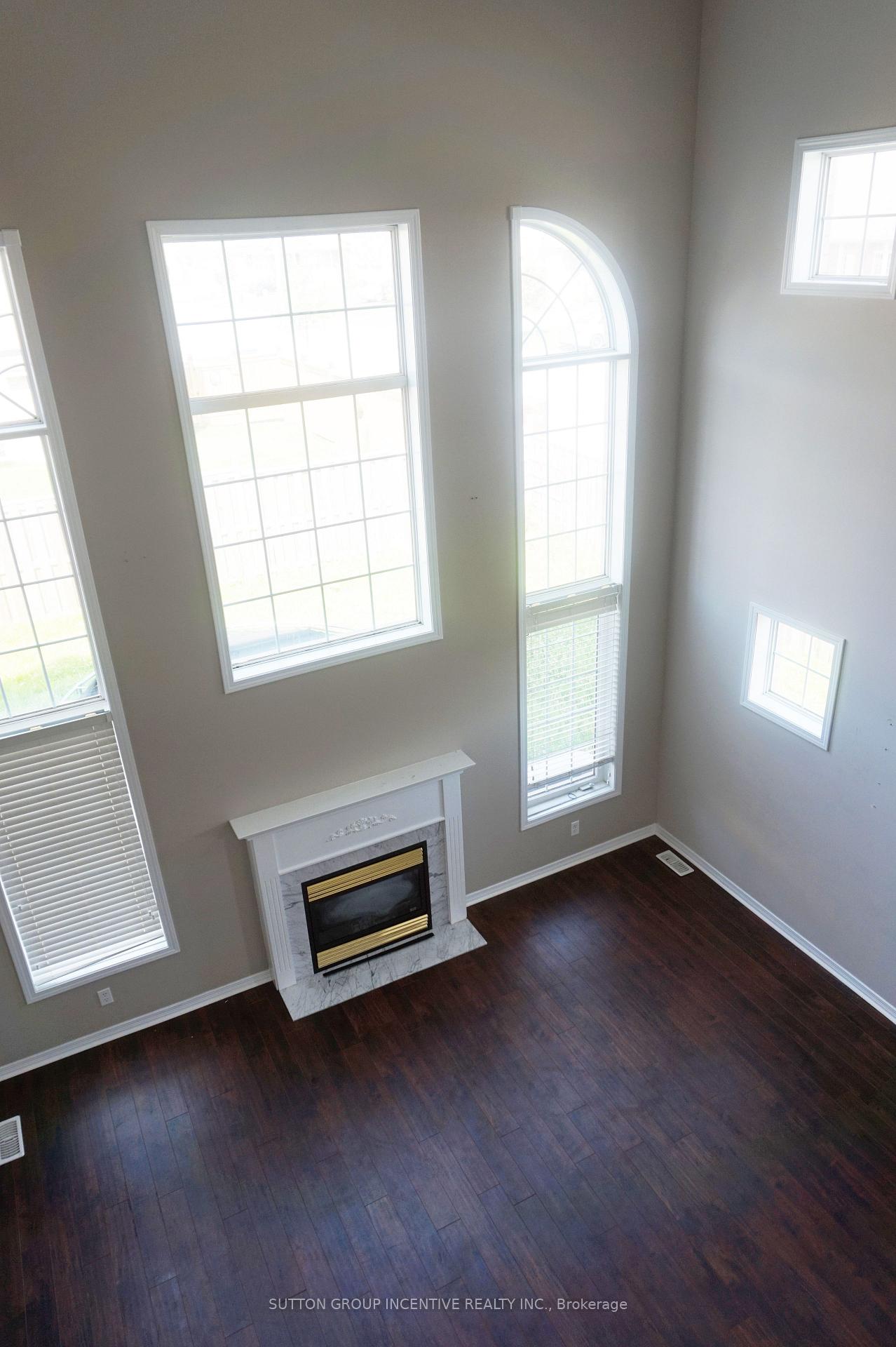 Photo 5 of 30 Charlemagne Avenue, Barrie, Innis-Shore — HOMEH
