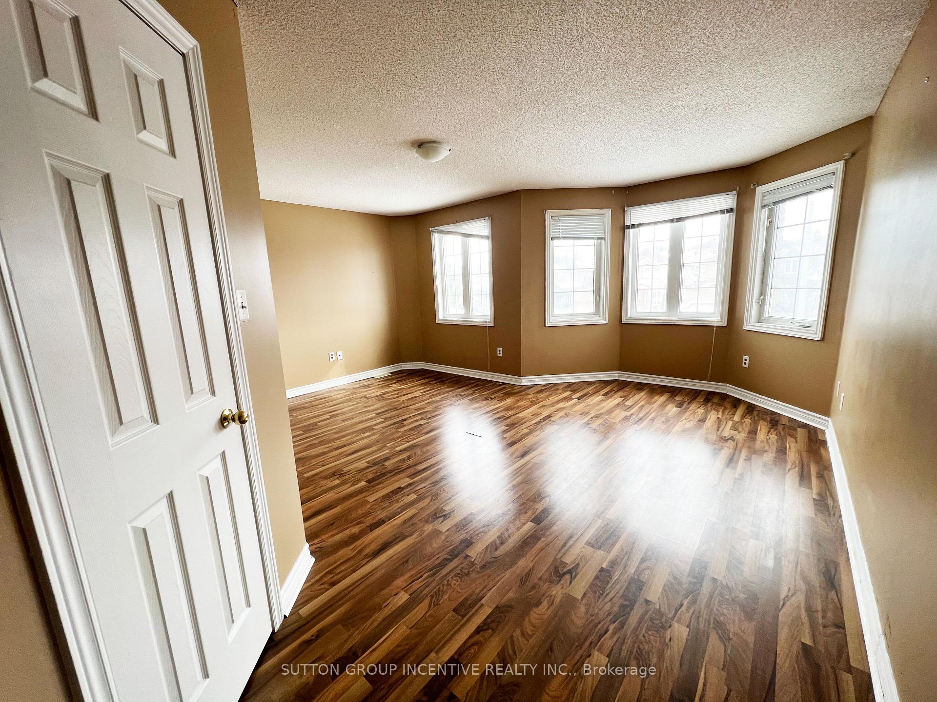 Photo 8 of 30 Charlemagne Avenue, Barrie, Innis-Shore — HOMEH