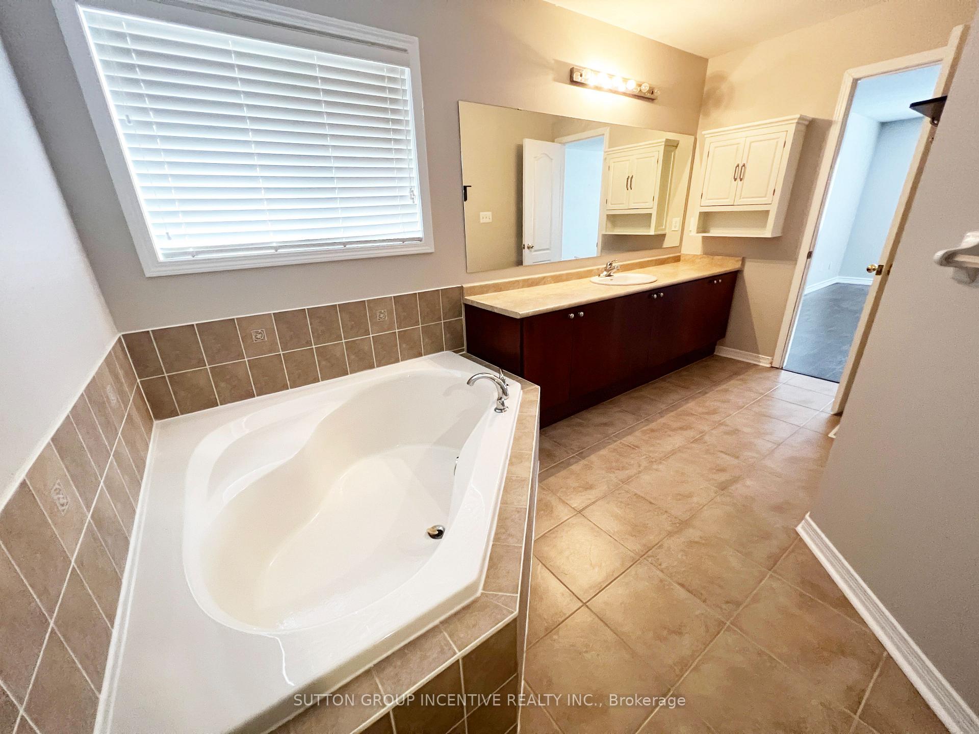 Photo 9 of 30 Charlemagne Avenue, Barrie, Innis-Shore — HOMEH
