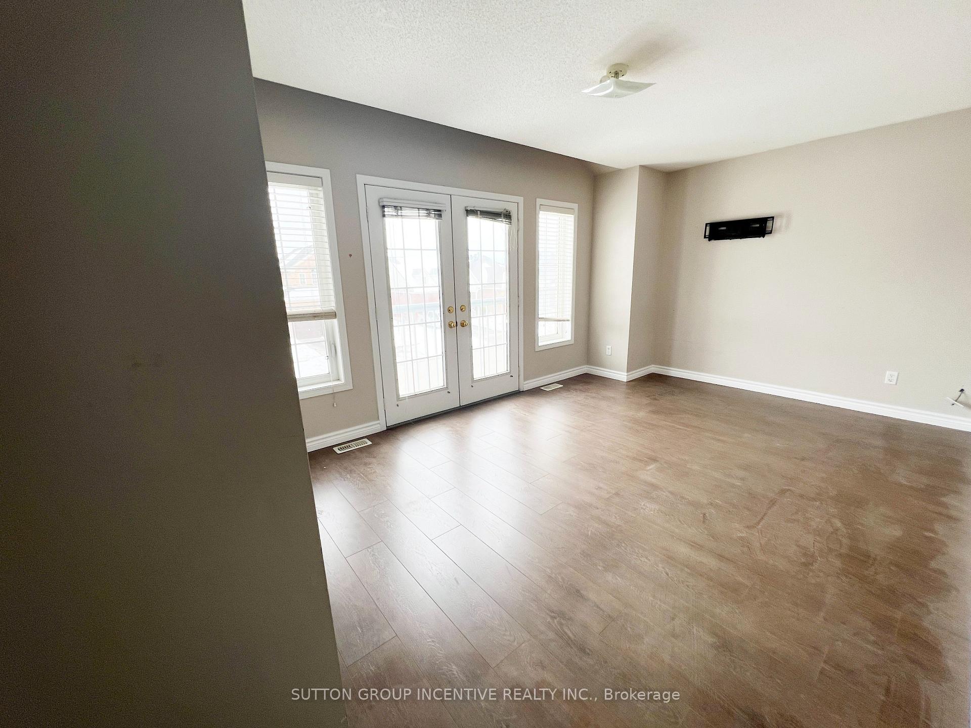 Photo 10 of 30 Charlemagne Avenue, Barrie, Innis-Shore — HOMEH