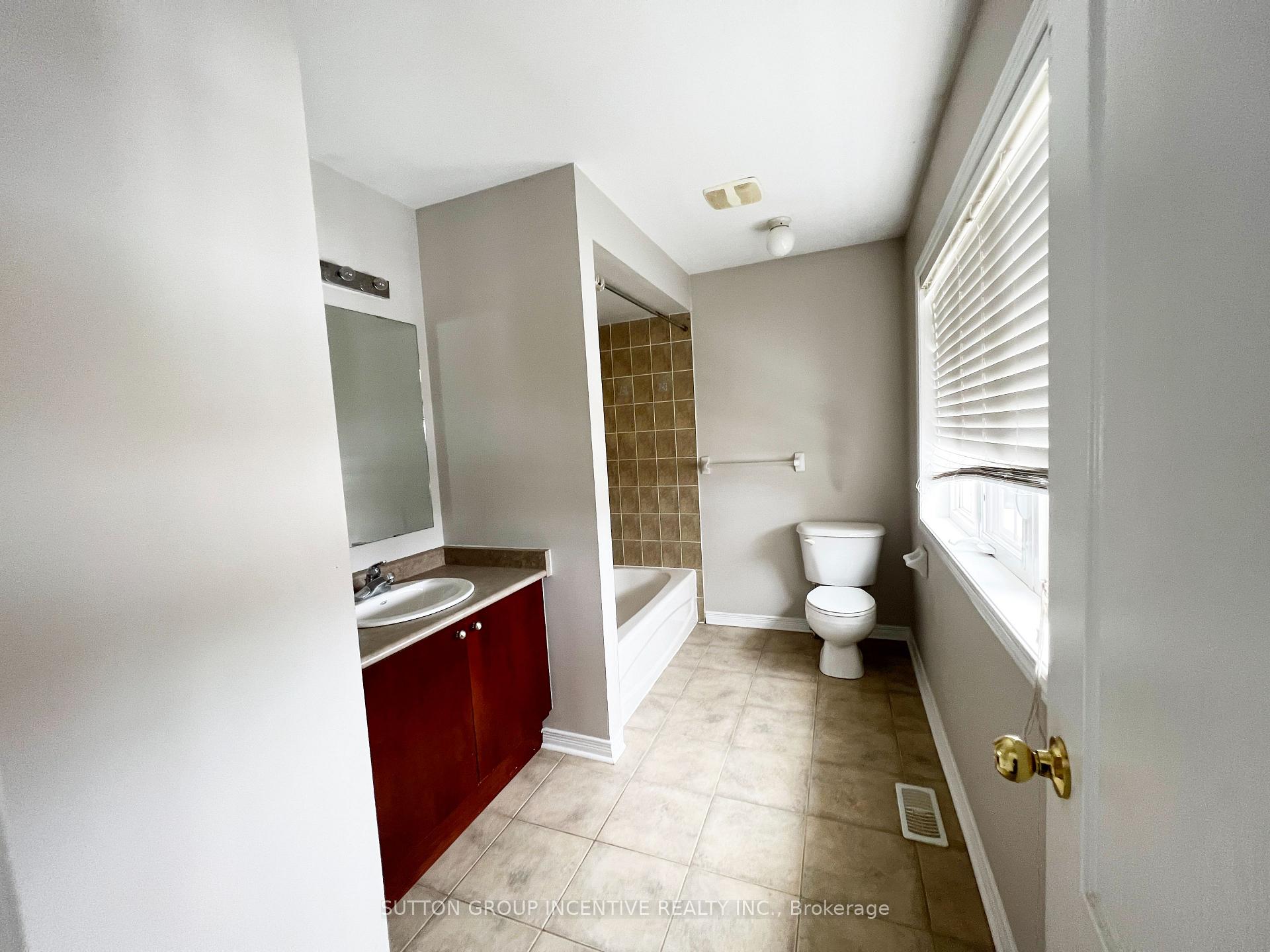 Photo 11 of 30 Charlemagne Avenue, Barrie, Innis-Shore — HOMEH