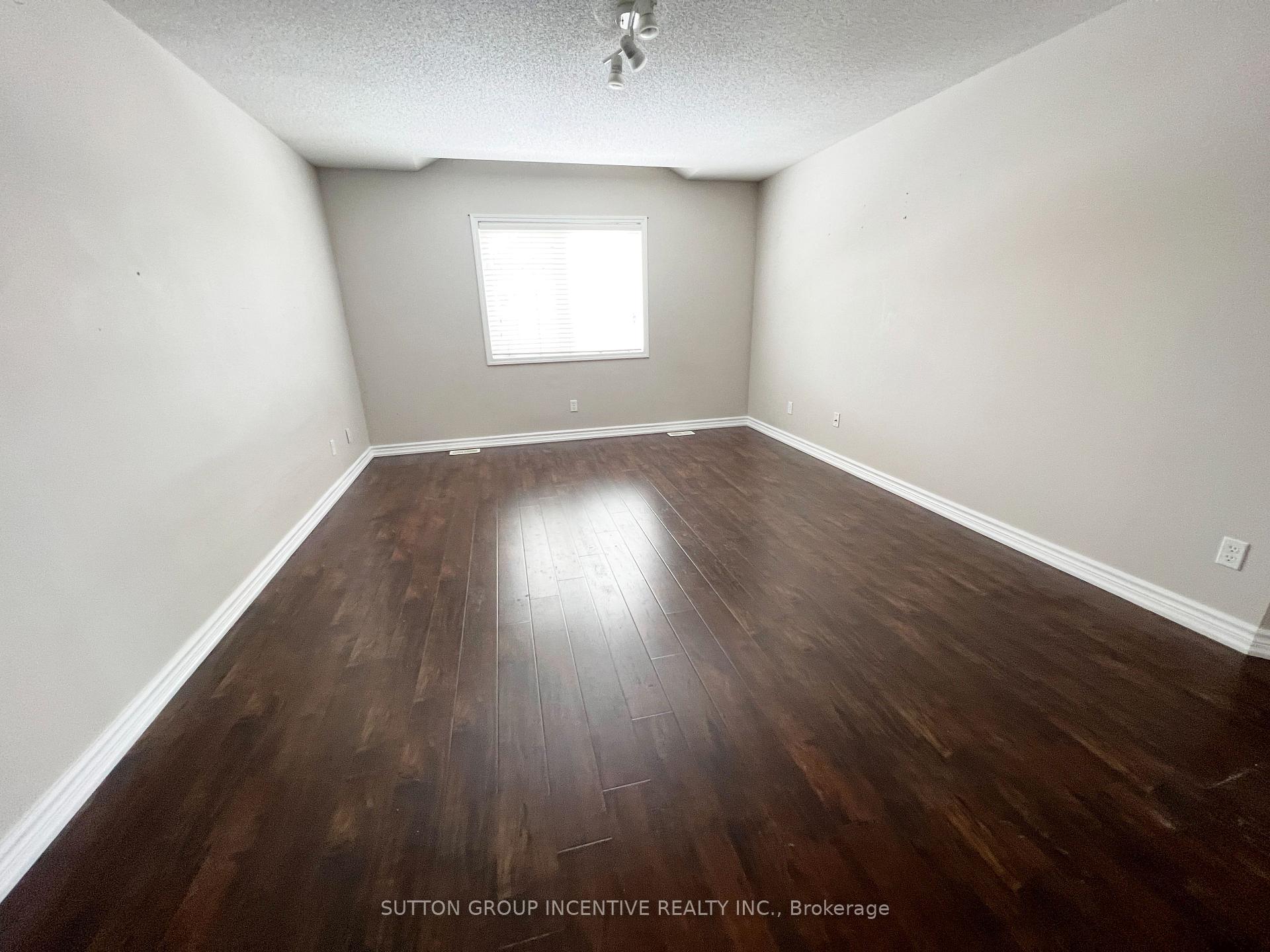 Photo 14 of 30 Charlemagne Avenue, Barrie, Innis-Shore — HOMEH