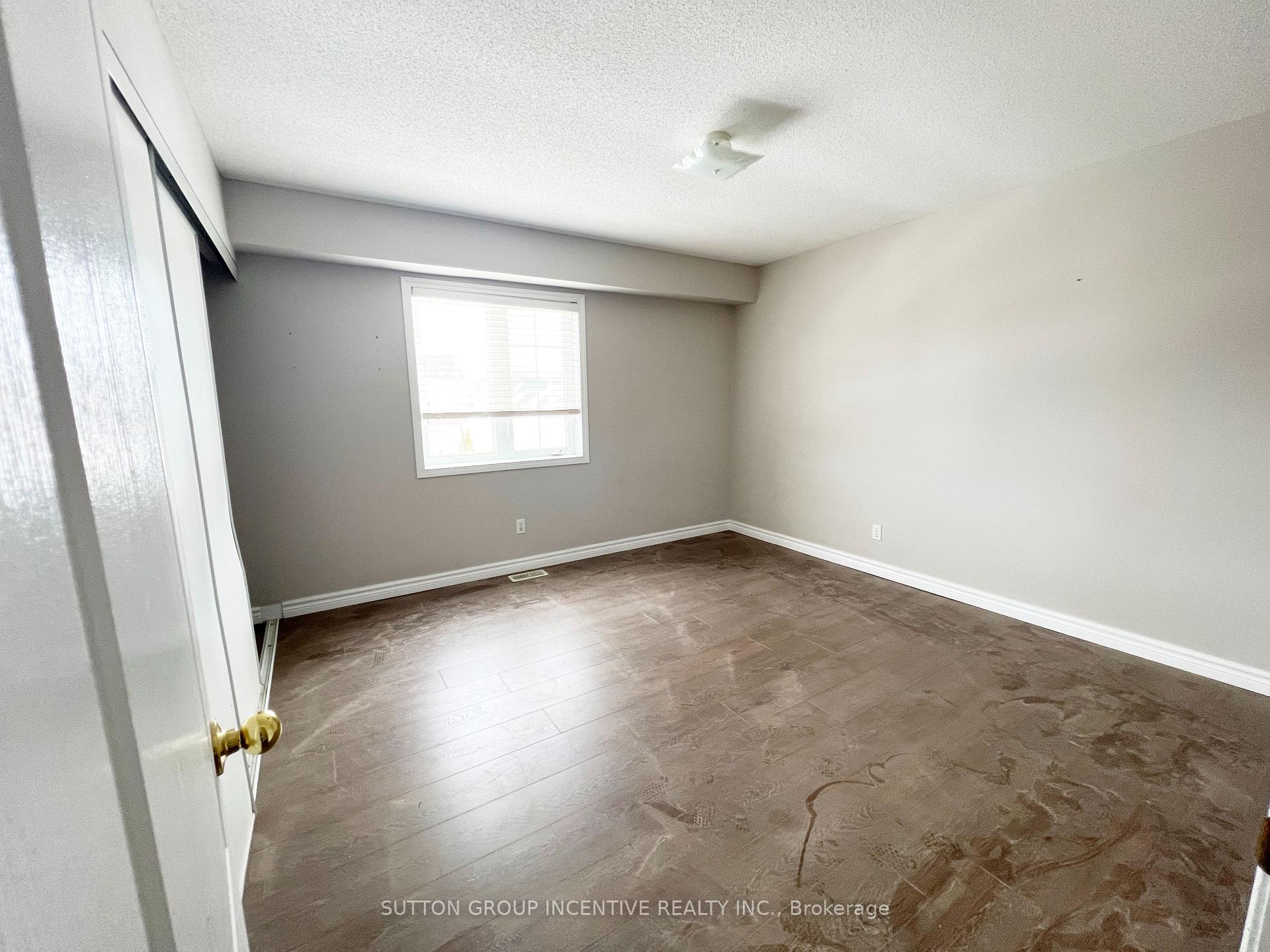 Photo 15 of 30 Charlemagne Avenue, Barrie, Innis-Shore — HOMEH