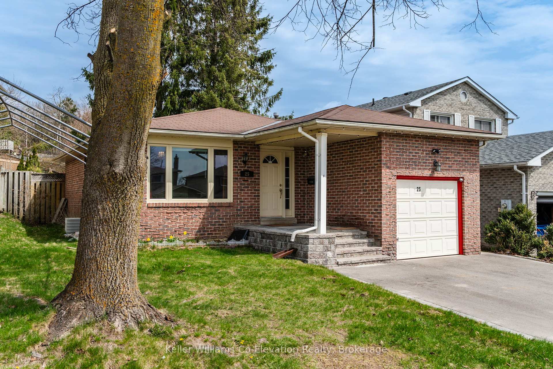 Photo 2 of 25 Fox Run, Barrie, Letitia Heights — HOMEH