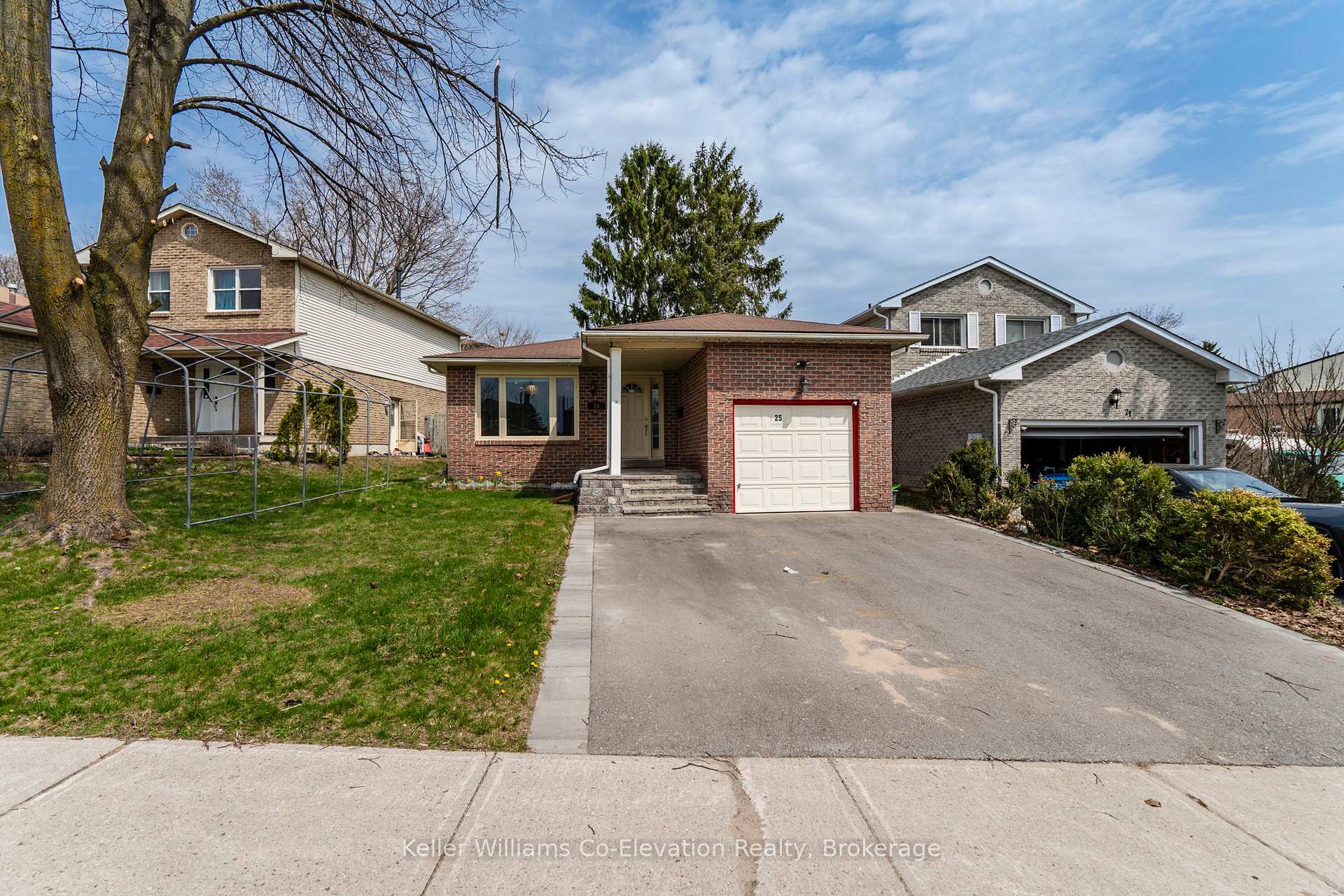 Photo 3 of 25 Fox Run, Barrie, Letitia Heights — HOMEH