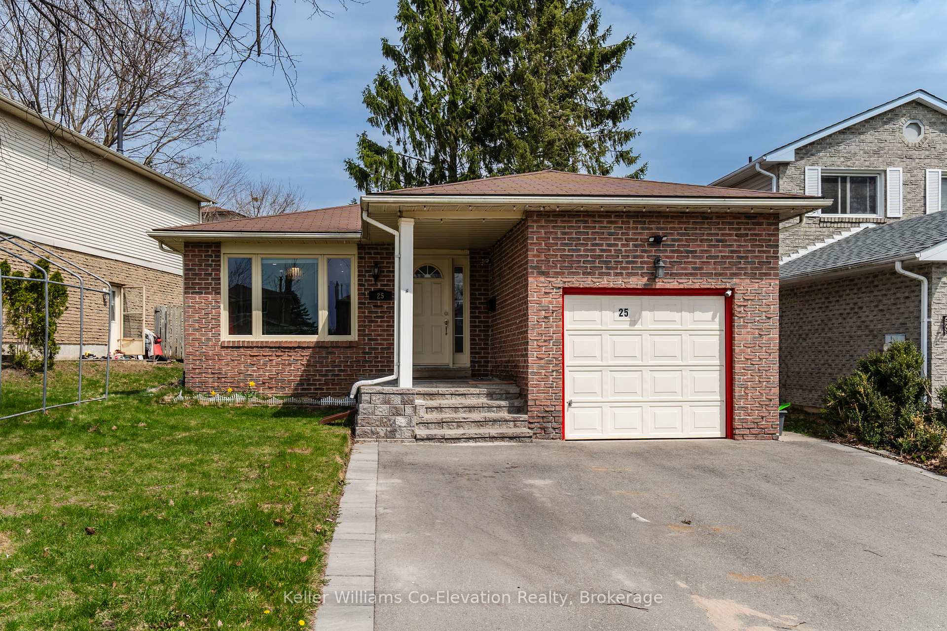 Photo 4 of 25 Fox Run, Barrie, Letitia Heights — HOMEH