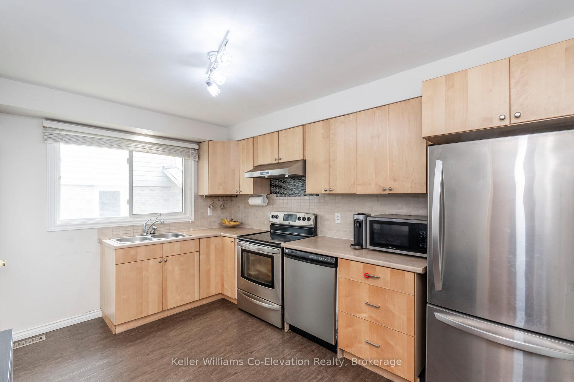 Photo 7 of 25 Fox Run, Barrie, Letitia Heights — HOMEH