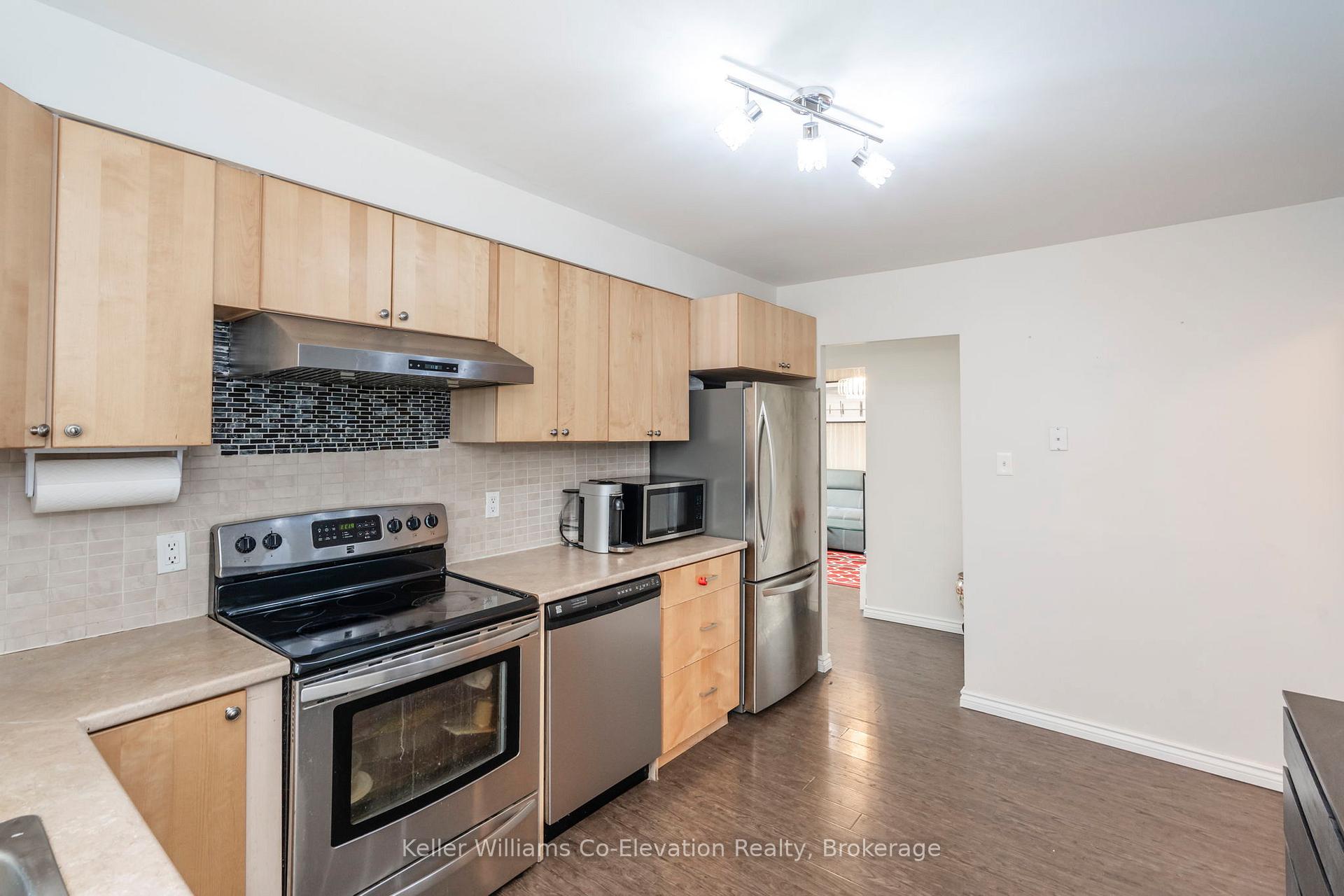 Photo 8 of 25 Fox Run, Barrie, Letitia Heights — HOMEH