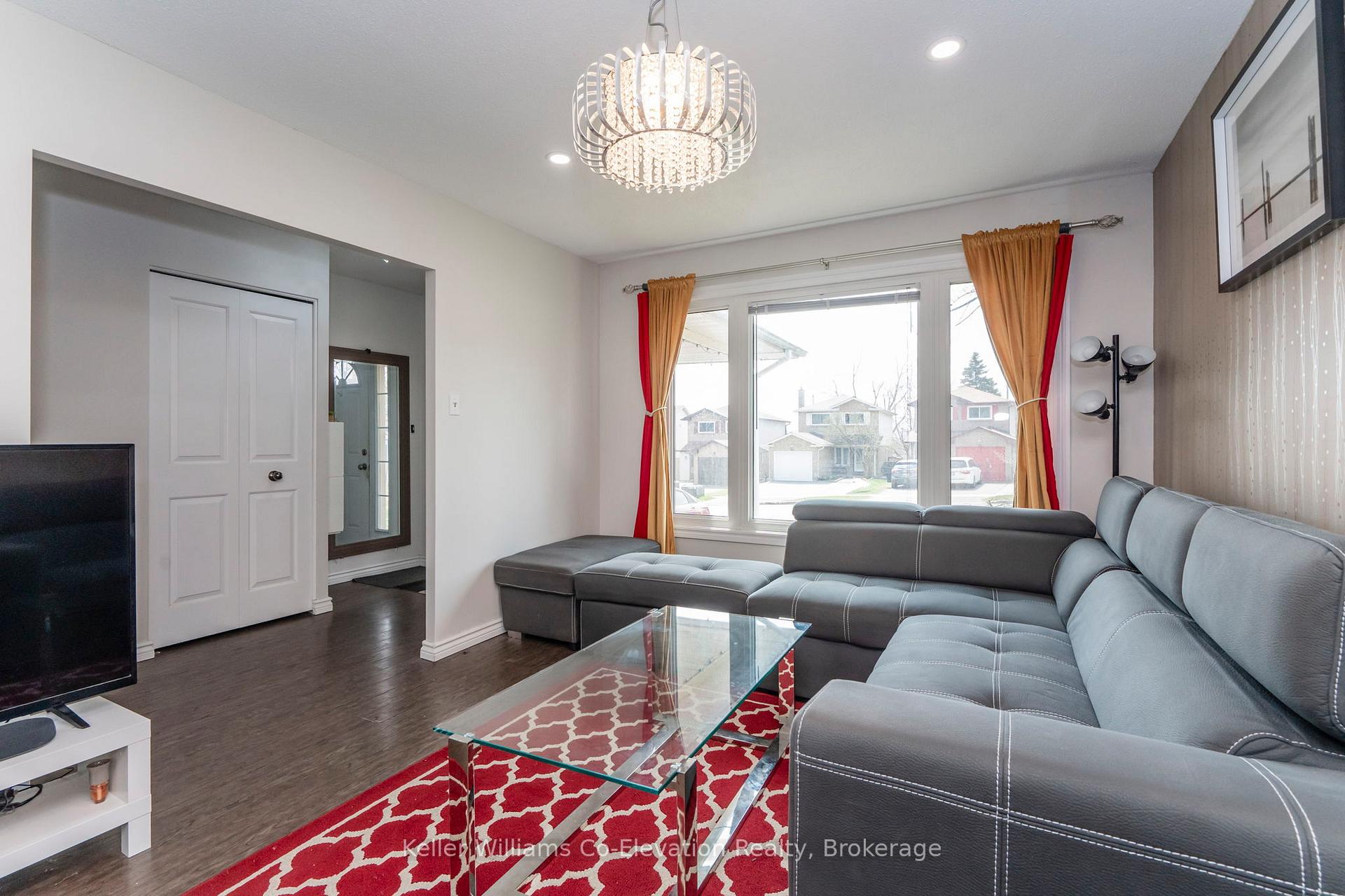 Photo 11 of 25 Fox Run, Barrie, Letitia Heights — HOMEH