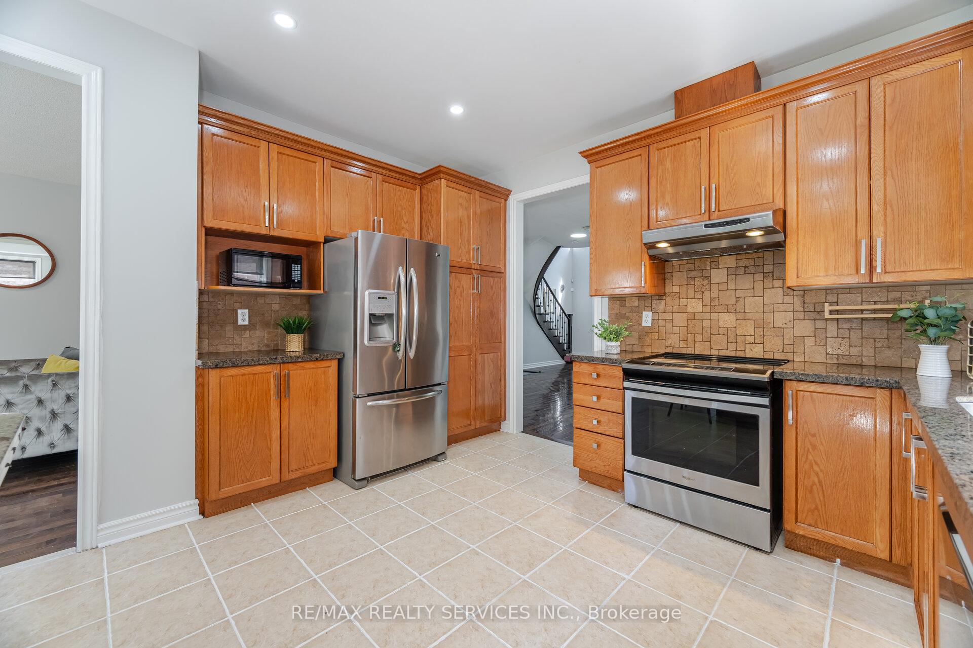 Photo 8 of 69 Harbourtown Crescent, Brampton, Madoc — HOMEH